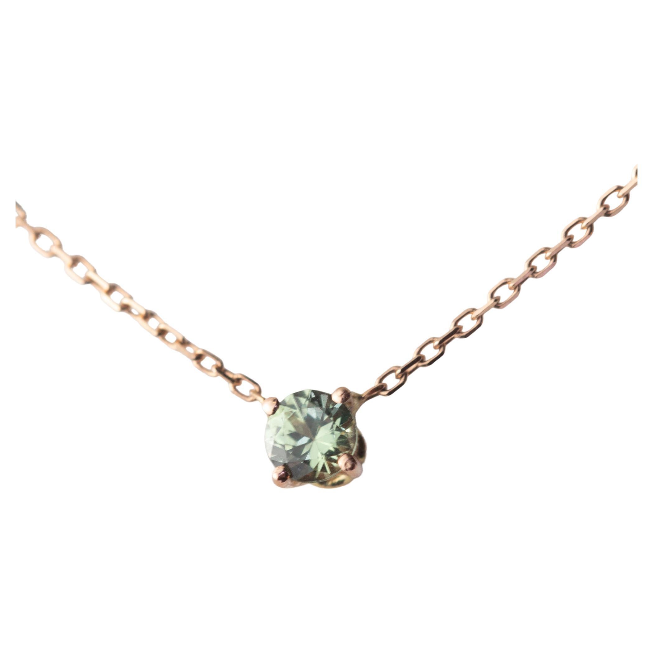 Collana minimalista in oro rosa/rosa 18 carati con un bellissimo zaffiro verde di 0,25 carati. I gioielli fatti a mano perfetti per una serata cocktail indimenticabile.

Questo gioiello si ispira all'origine del gioiello, il lago di Como in Italia.