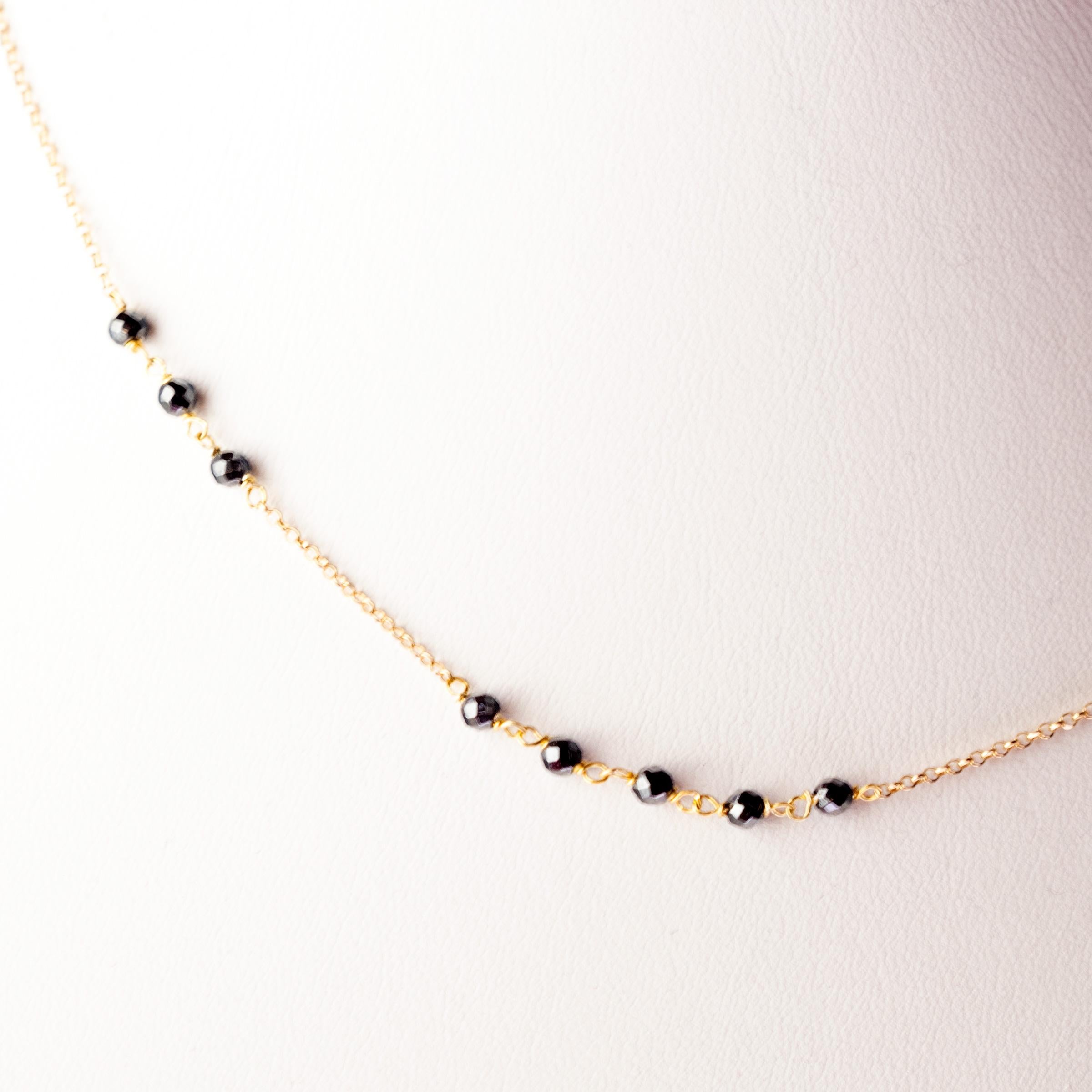 Merveilleux collier mettant en vedette des sphères d'hématite naturelle, pour un charme éclatant d'unicité. Bijou lumineux avec des bijoux précieux naturels sur une élégante chaîne en or jaune 18 carats. 
 
La pierre hématite vous aide à vous sentir