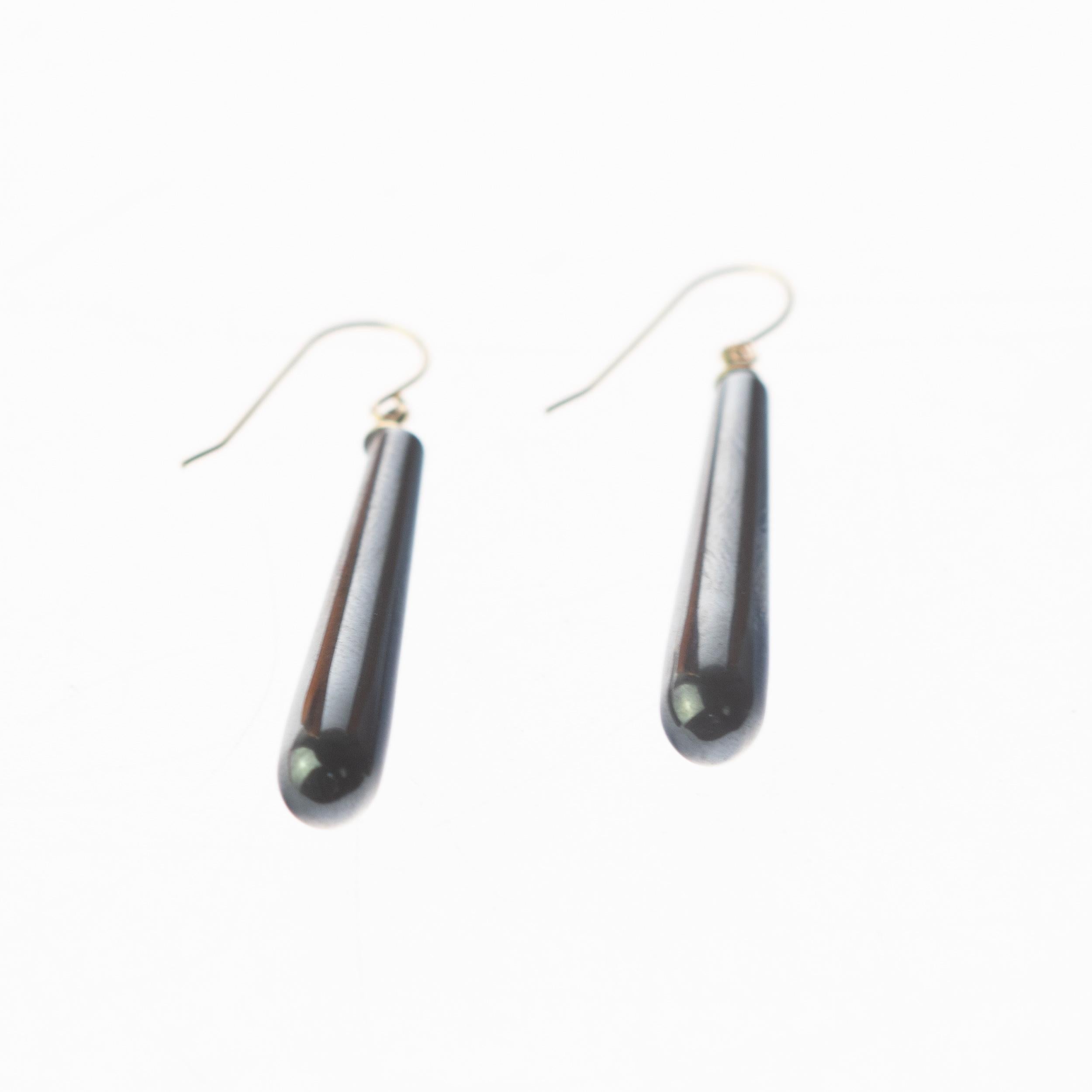 Art nouveau Intini Jewels Boucles d'oreilles pendantes en or jaune 18 carats avec pendentifs en forme de larme en hématite en vente