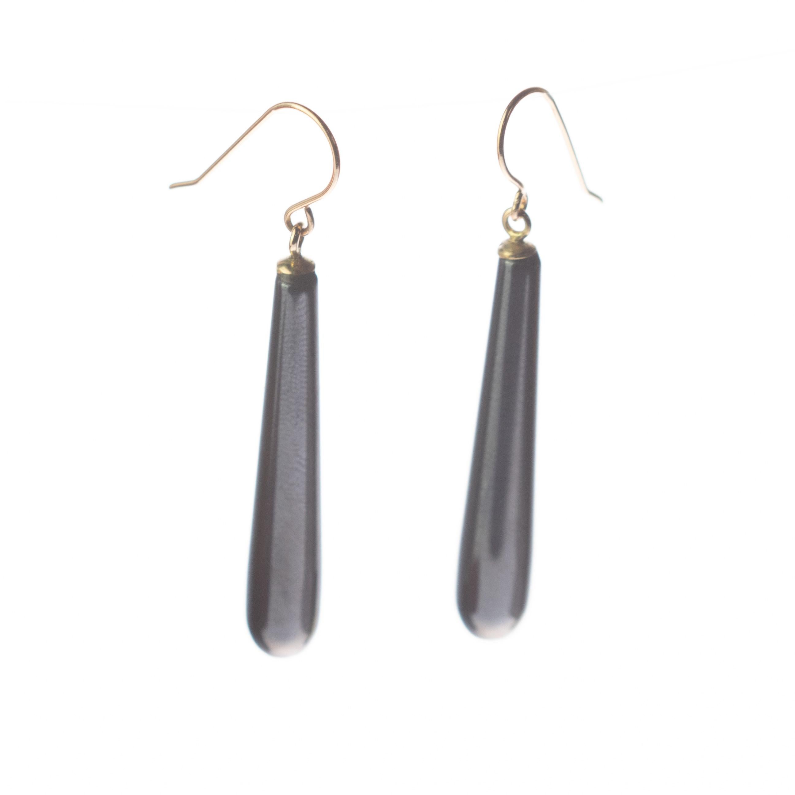 Taille mixte Intini Jewels Boucles d'oreilles pendantes en or jaune 18 carats avec pendentifs en forme de larme en hématite en vente