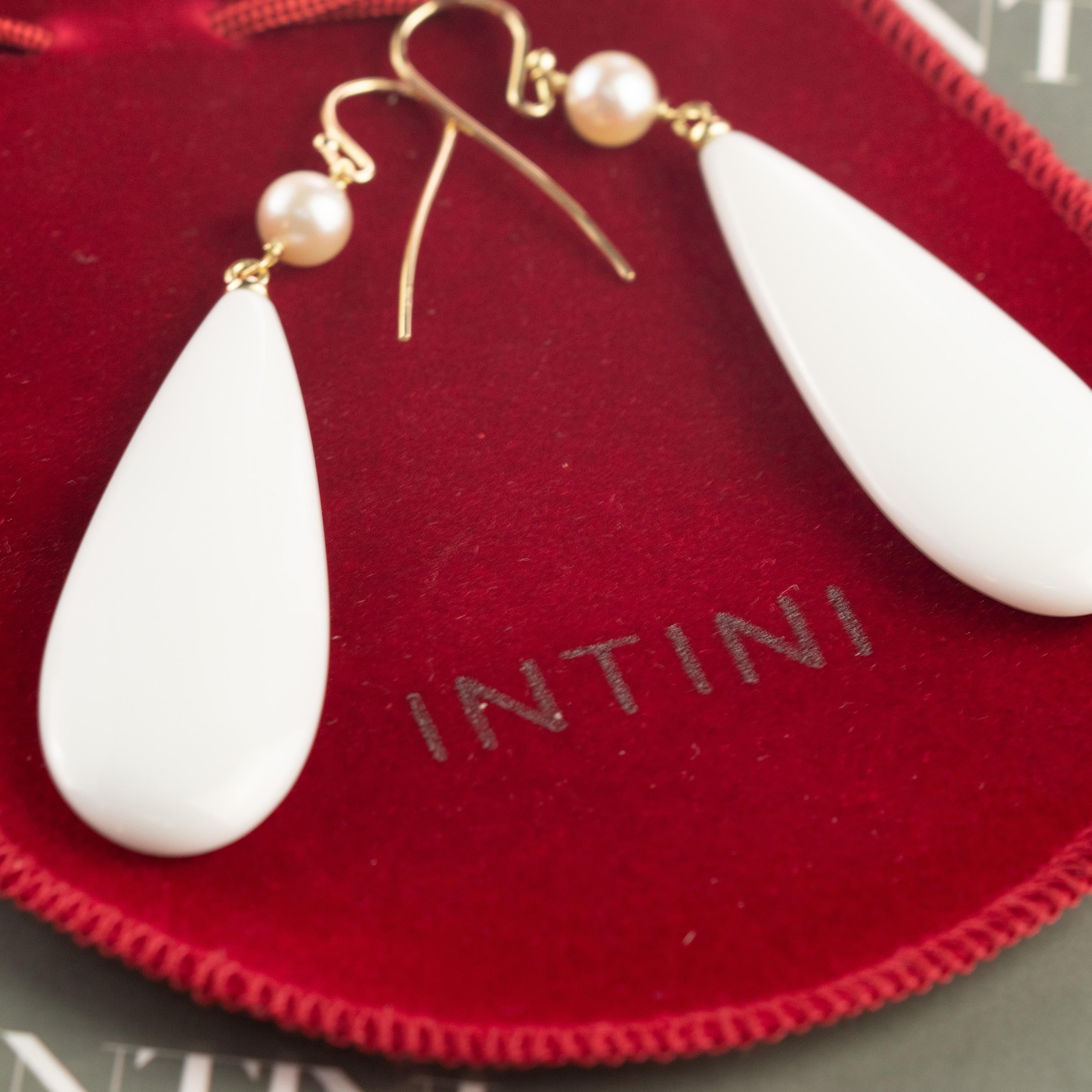 Questo splendido capolavoro penzolante di alta qualità artigianale è nato nel laboratorio di Intini Jewels. I nostri designer aggiungono tutto lo stile moderno e glamour italiano in un pezzo squisito. Stupende gocce di agata appese all'oro giallo 18