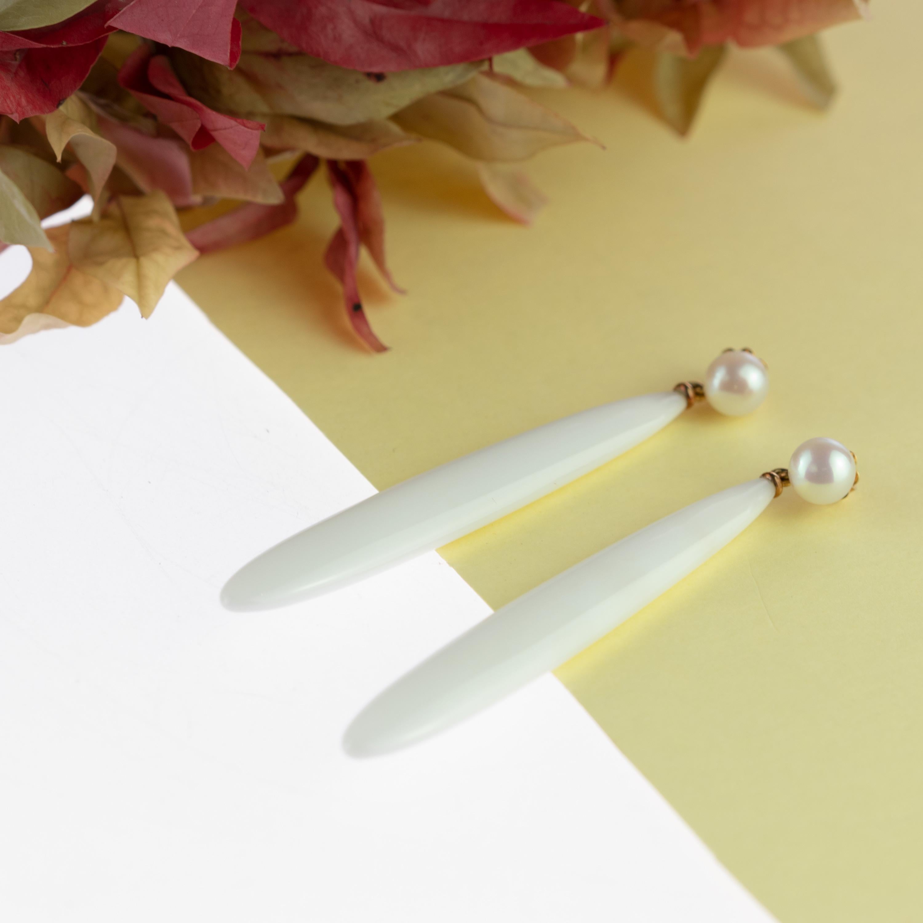 Arts and Crafts Intini Jewels Italia Orecchini lunghi in oro 18 carati con gocce di agata bianca e perla rotonda in vendita