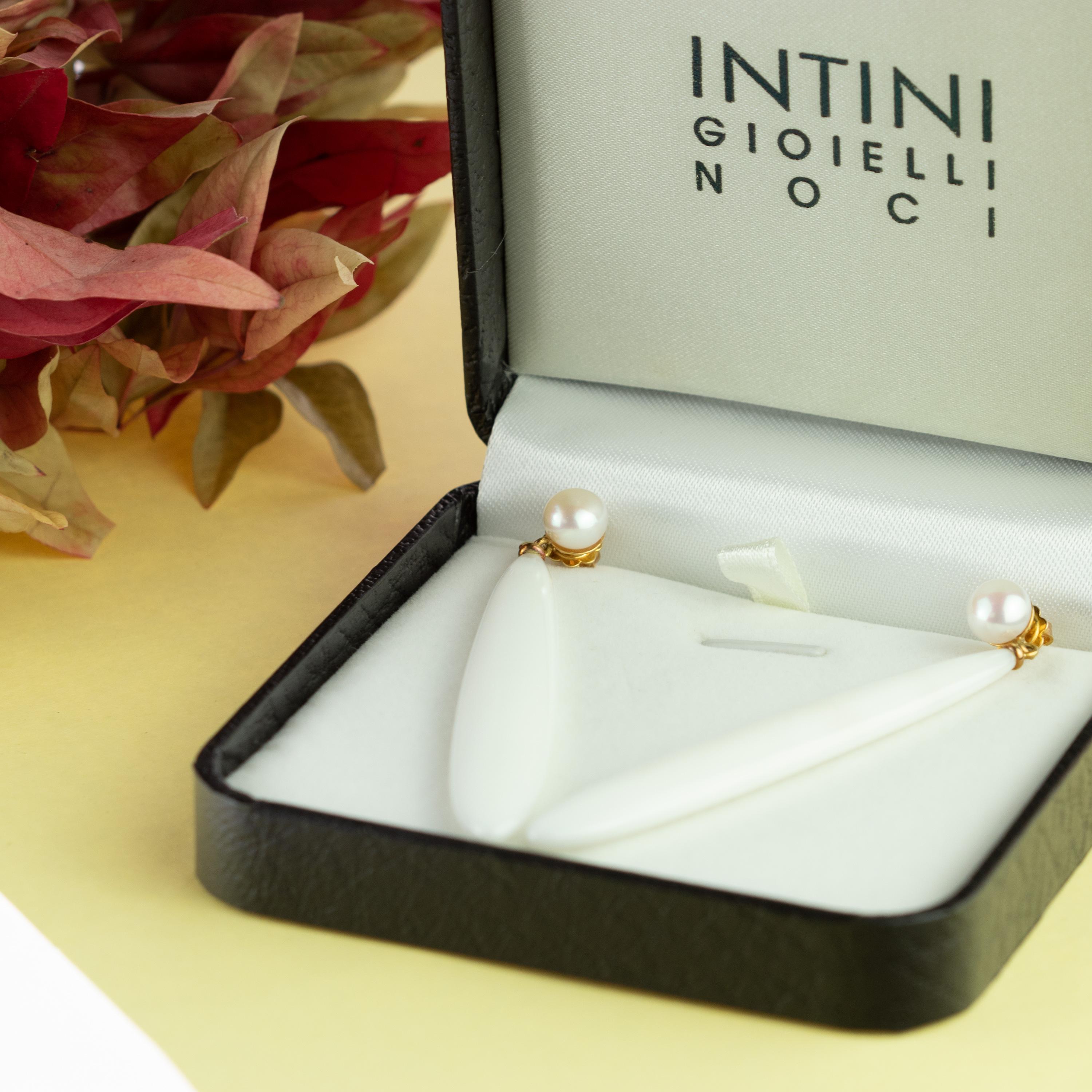 Taglio proiettile Intini Jewels Italia Orecchini lunghi in oro 18 carati con gocce di agata bianca e perla rotonda in vendita