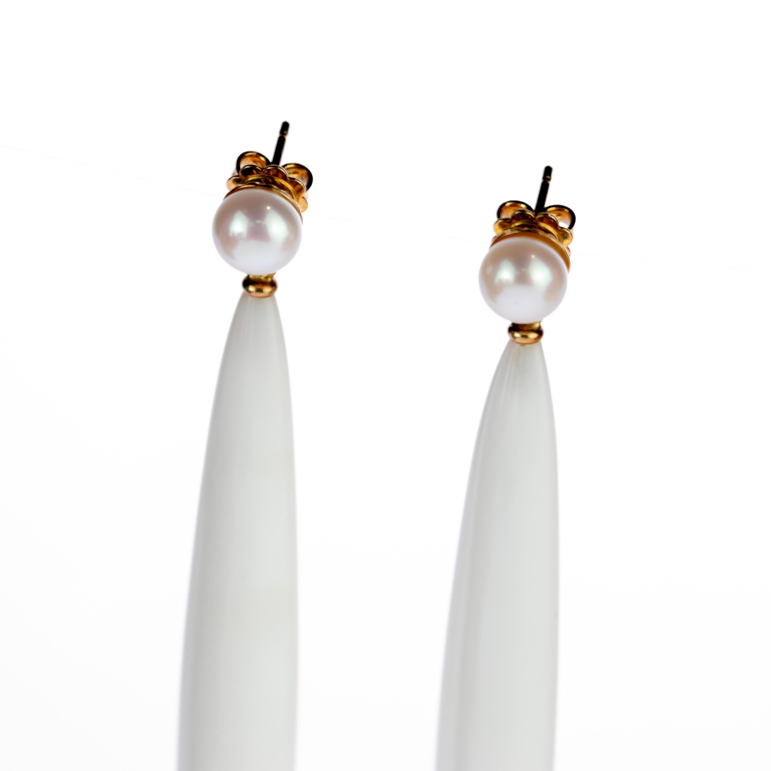 Intini Jewels Italy Round Pearl White Agate Drops 18 Karat Gold Long Earrings In New Condition For Sale In Milano, IT