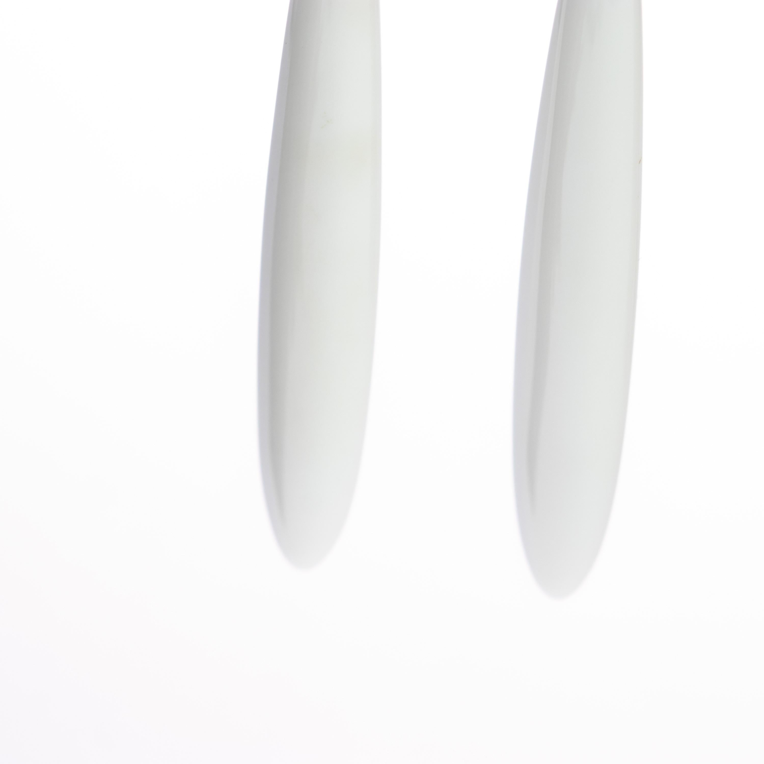 Donna Intini Jewels Italia Orecchini lunghi in oro 18 carati con gocce di agata bianca e perla rotonda in vendita