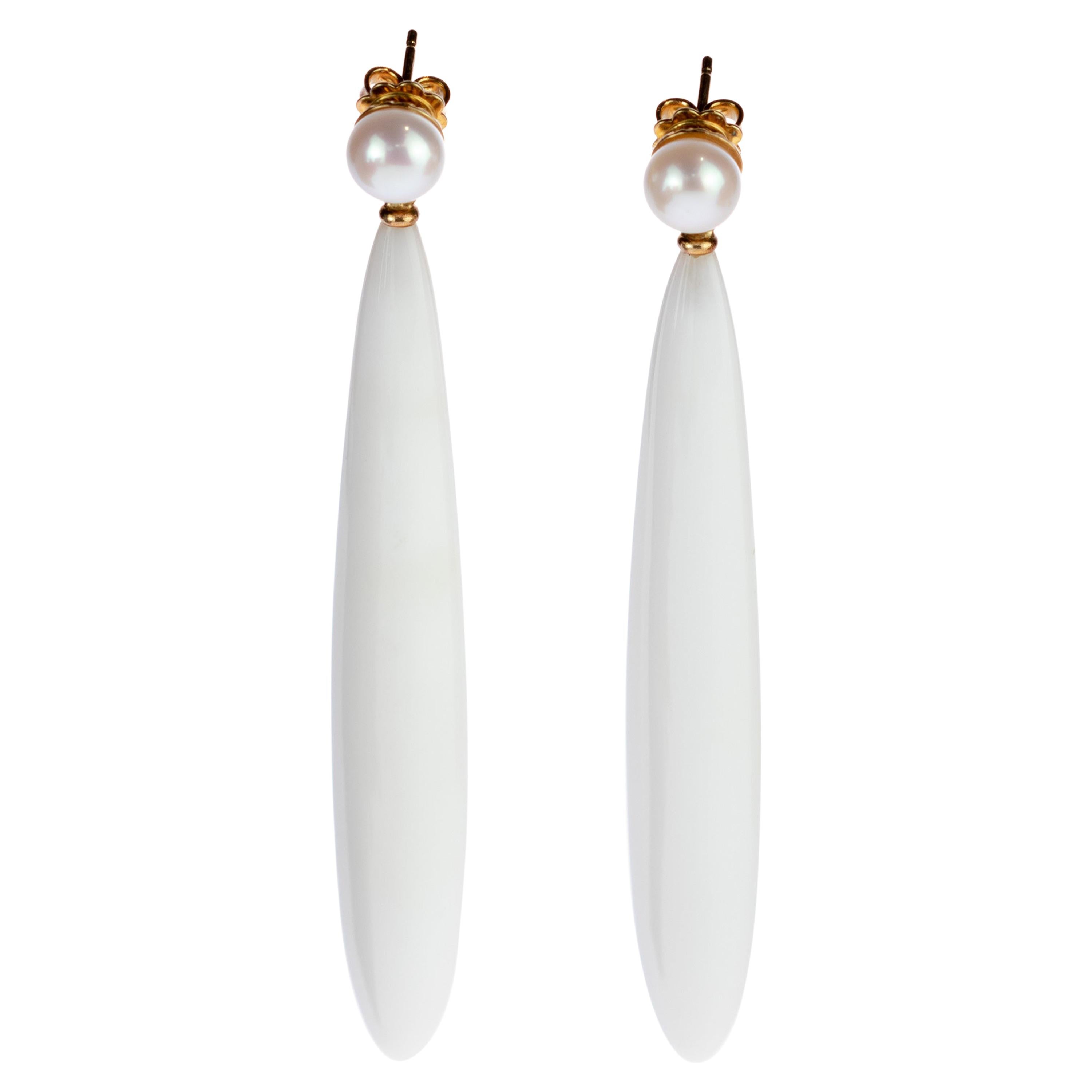 Longues boucles d
oreilles italiennes Intini Jewels en or 18 carats avec perles rondes et gouttes d
agate blanche