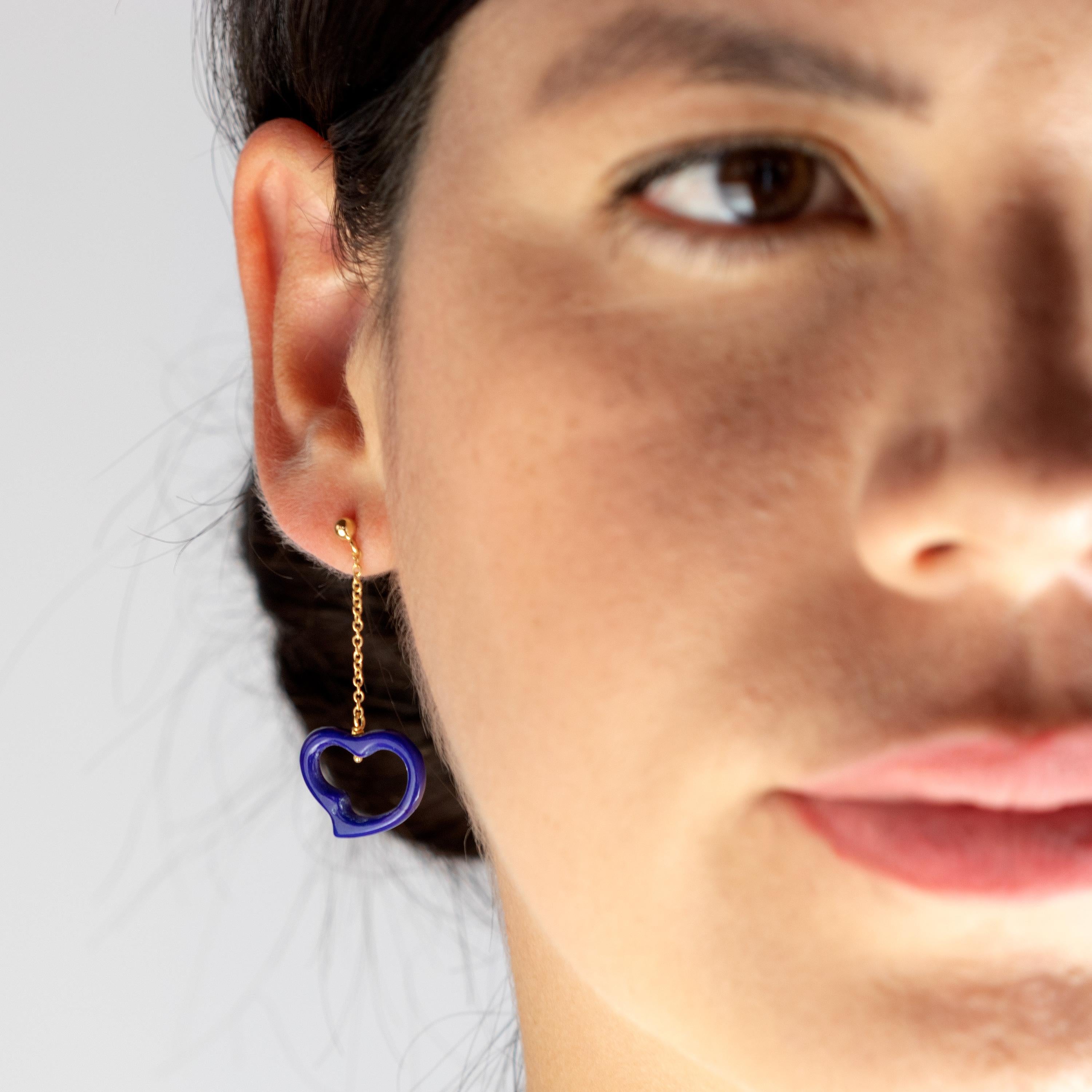 Ces boucles d'oreilles Intini Jewels Lapis Lazuli à couper le souffle ont un design doux et les pierres les plus précieuses. Boucles d'oreilles pendantes composées d'une longue chaîne délicate jaune 18 carats, inspirées par le pur sentiment d'amour