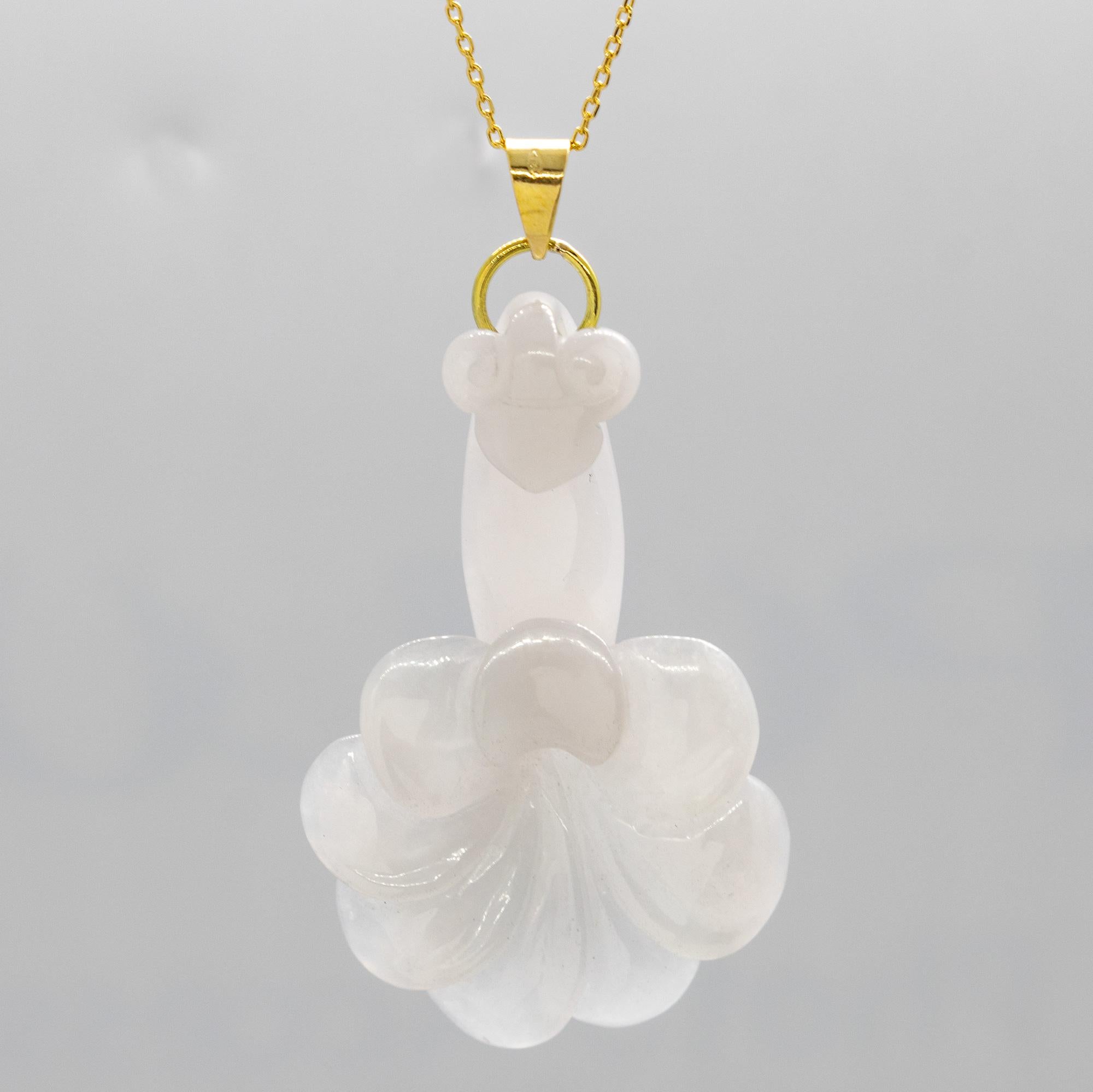 Pendentif Flower Power en jade Nature, monté sur une délicate chaîne en or jaune 18 carats.

Bijoux de classe, convenant à un look élégant et décontracté.

• Or jaune 18 carats (timbre 750)
• Pendentif en Jade Lavande Jadeite 4,2 x 2,6 cm
• Poids