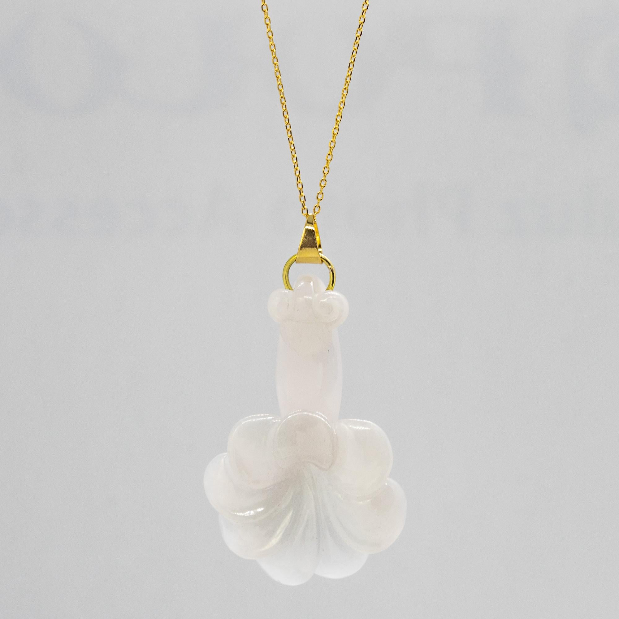 Taille mixte Intini Jewels, collier à pendentif fleur en or jaune 18 carats et jadéite lavande en vente