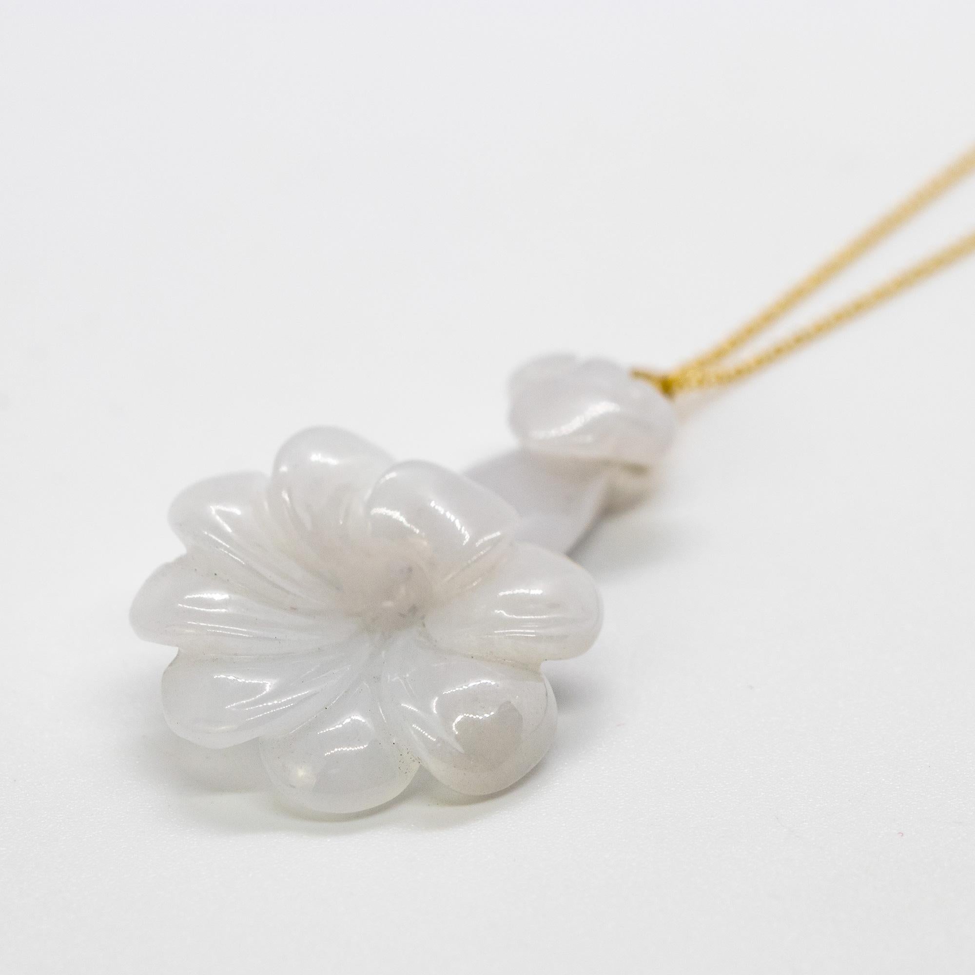 Intini Jewels, collier à pendentif fleur en or jaune 18 carats et jadéite lavande Neuf - En vente à Milano, IT