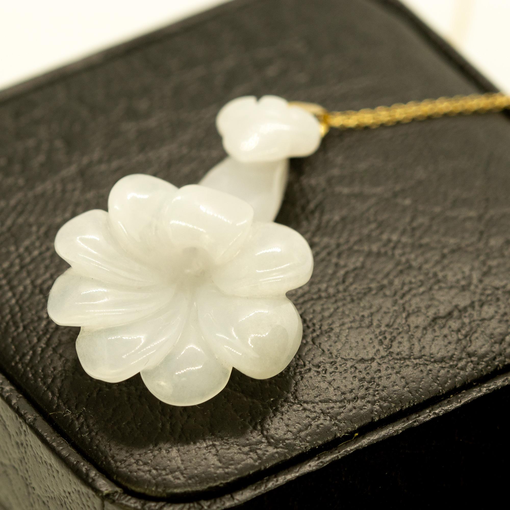 Intini Jewels, collier à pendentif fleur en or jaune 18 carats et jadéite lavande Unisexe en vente