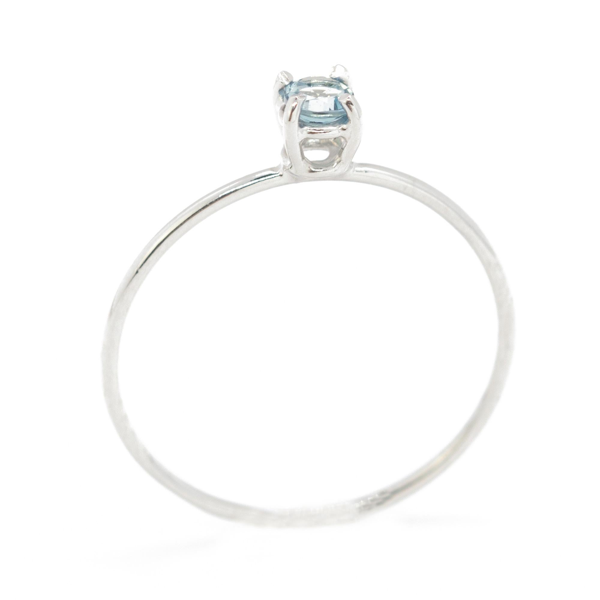 Diseño de anillo solitario midi. Un Topacio de Londres azul intenso está engastado en un anillo de oro blanco de 18 quilates. Con un tamaño perfecto, llenará de elegancia tus conjuntos diarios.

- Oro blanco de 18 quilates (sello 750)
- Topacio de