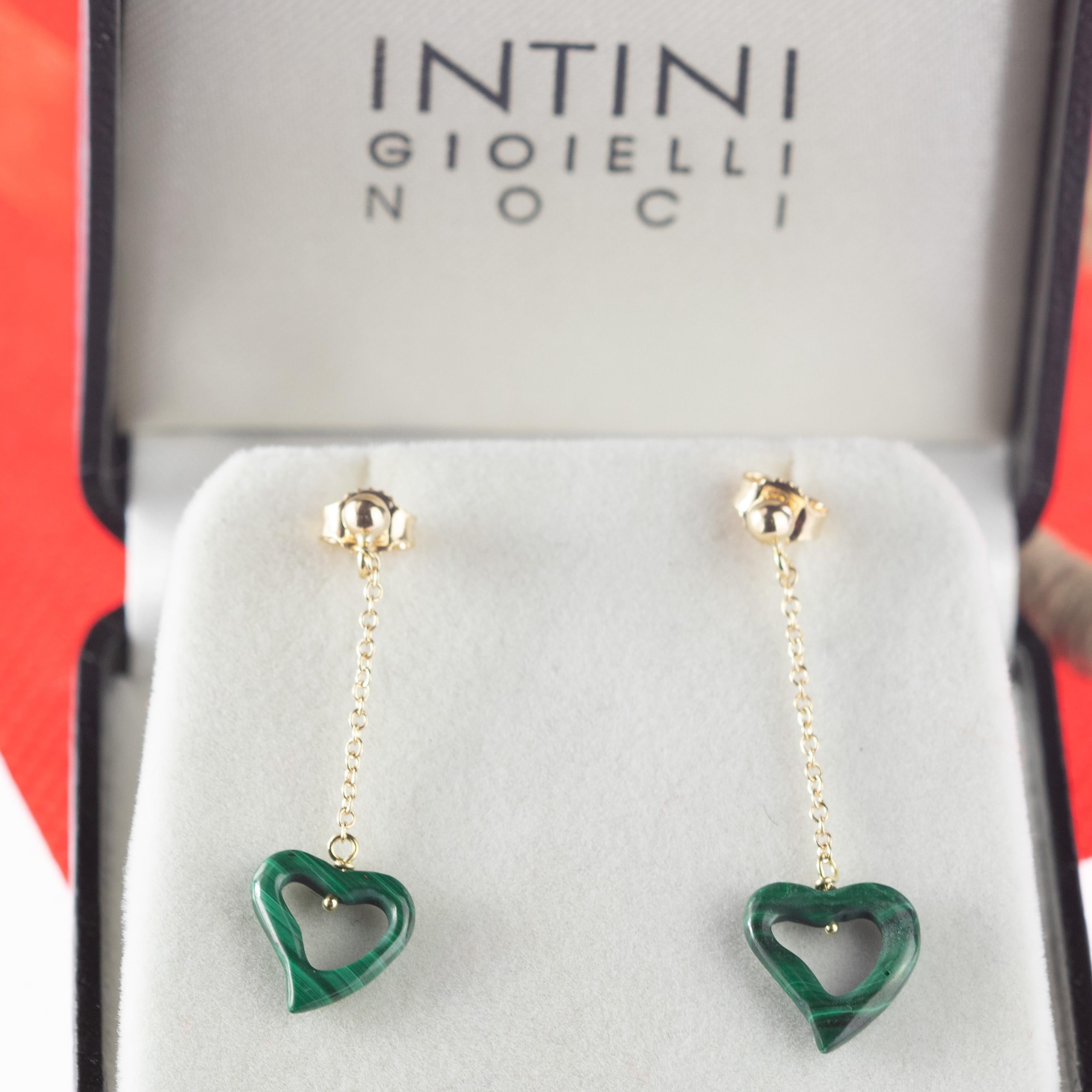 Ces boucles d'oreilles époustouflantes Intini Jewels en malachite pour la Saint-Valentin, ont un design doux et les pierres les plus précieuses. Boucles d'oreilles pendantes composées d'une longue chaîne délicate jaune 18 carats. La malachite en