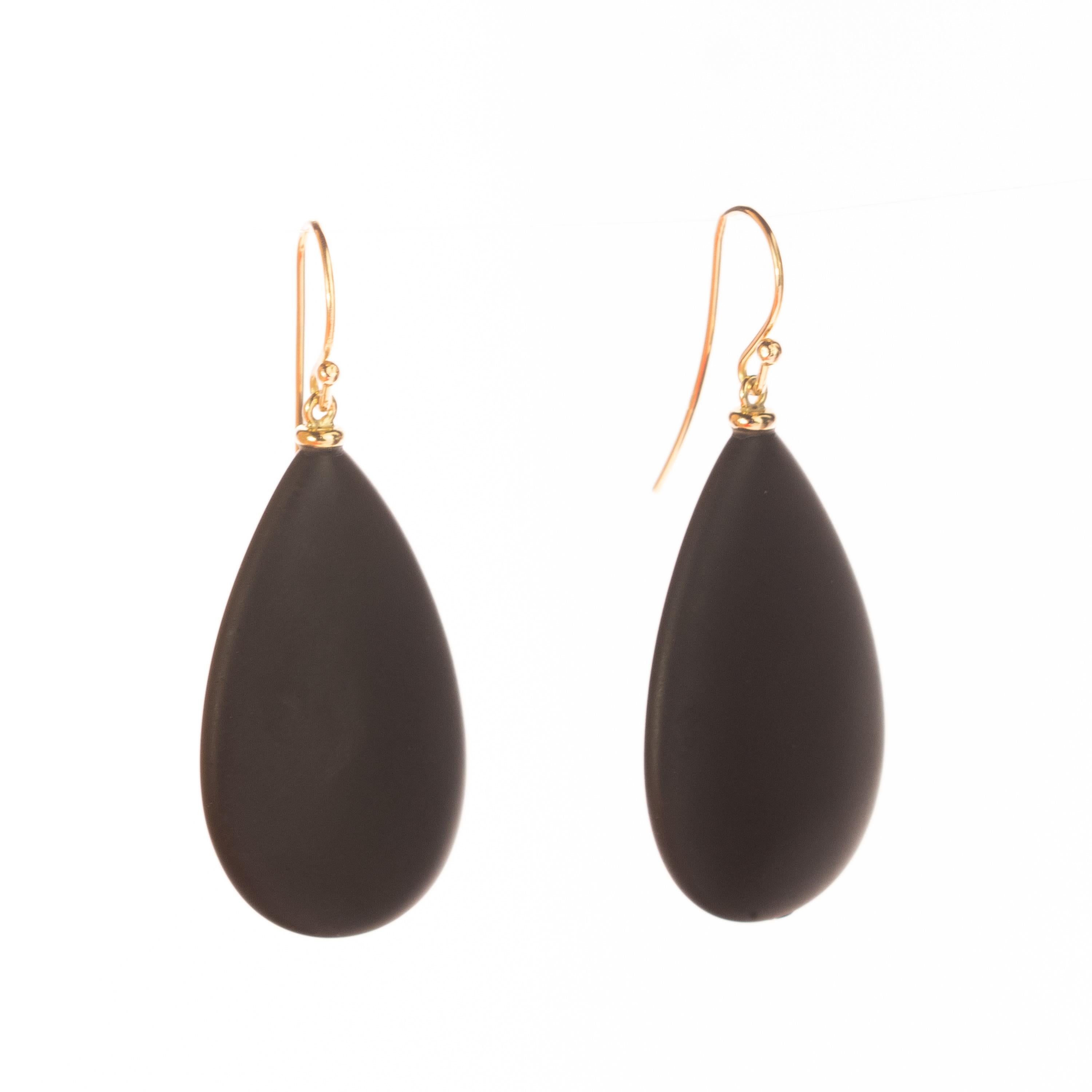 Taille poire Intini Jewels Boucles d'oreilles cocktail en or et agate noire mate en forme de goutte d'eau, fabrication artisanale en vente