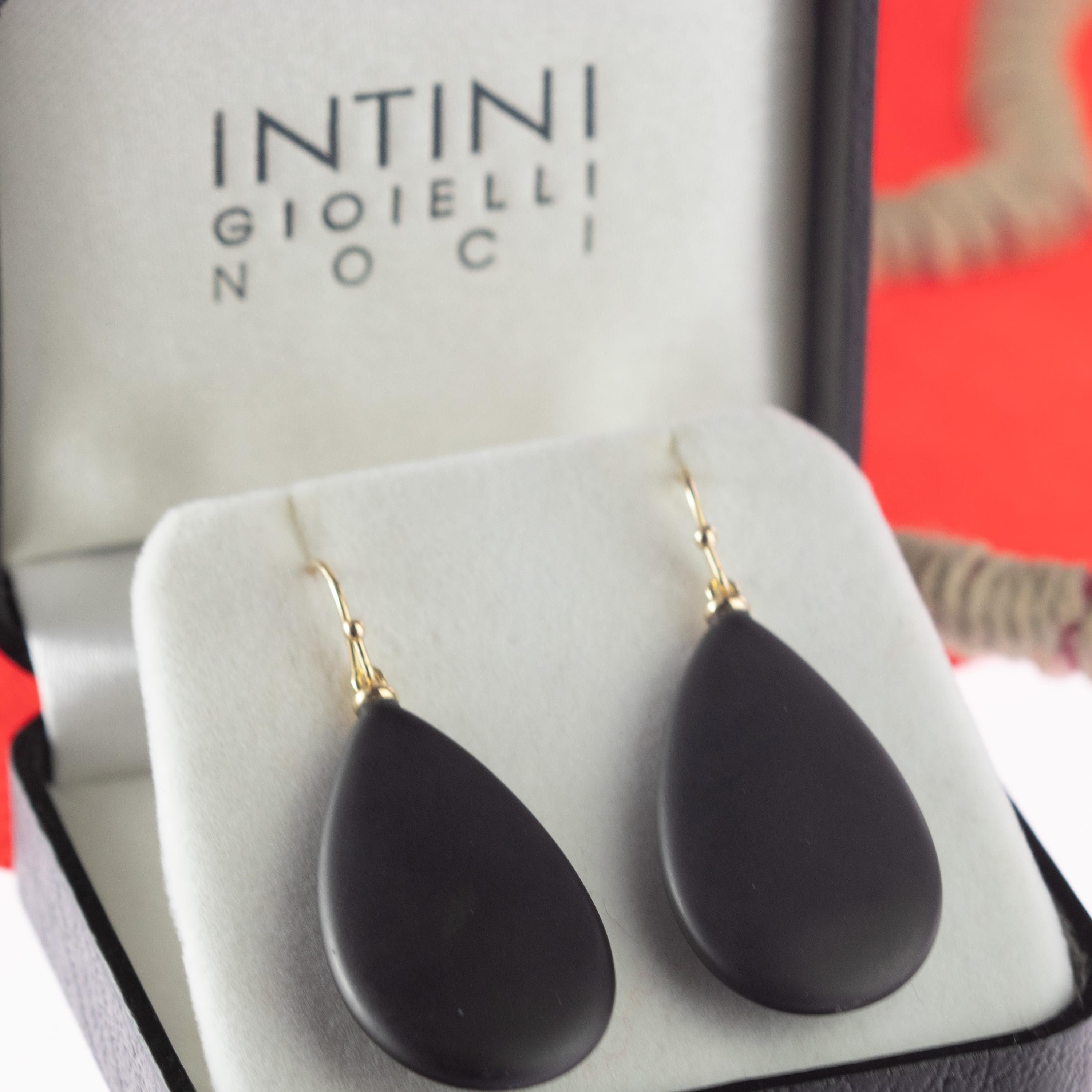 Intini Jewels Boucles d'oreilles cocktail en or et agate noire mate en forme de goutte d'eau, fabrication artisanale en vente 1