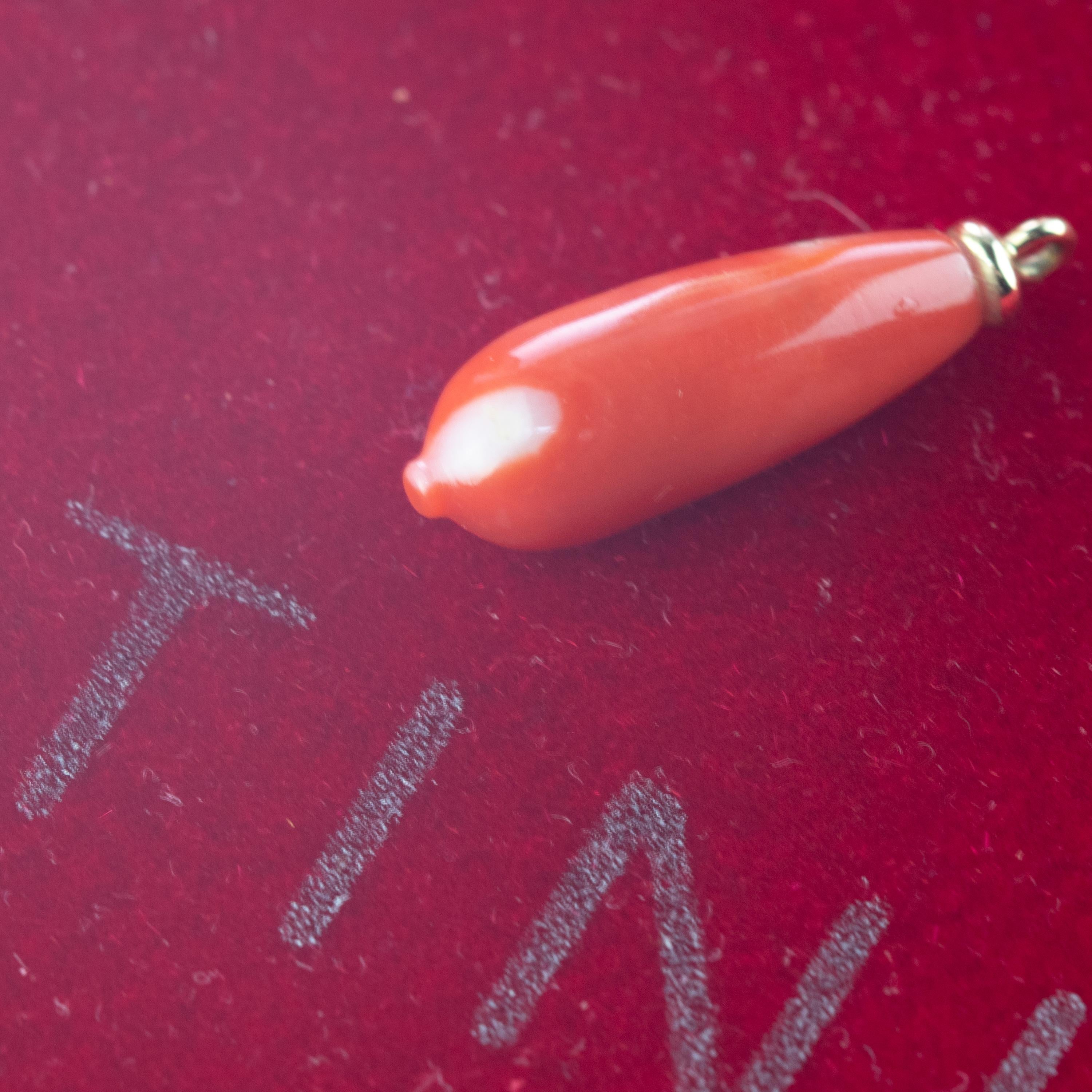 Des bijoux doux et extraordinaires modelés en forme de goutte audacieuse de corail naturel. Orné d'or jaune 18 carats qui crée un design unique et romantique. L'artisanat italien orne les boucles d'oreilles cloutées parfaites pour une soirée
