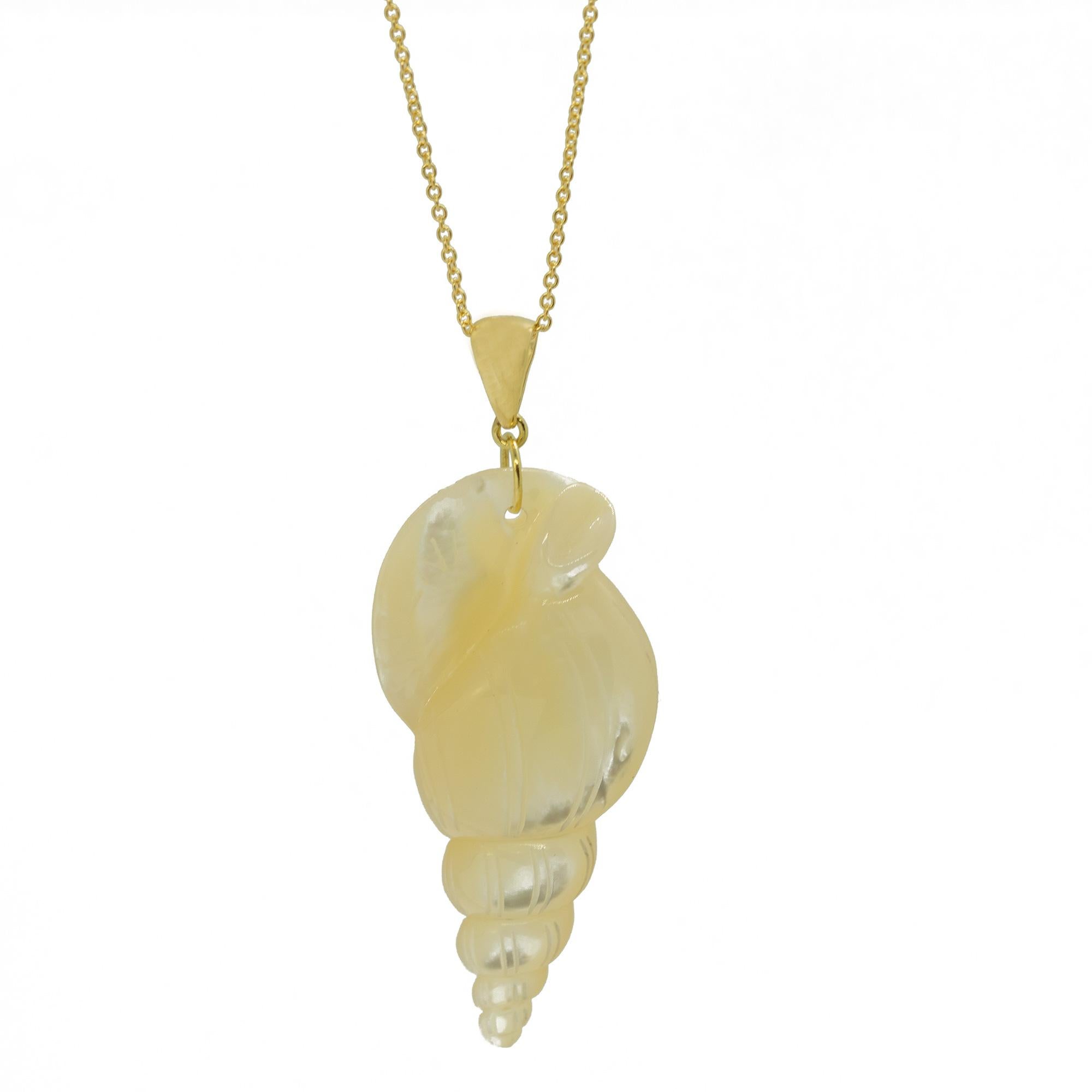 Intini Jewels Mother of Pearl 18K Yellow Gold Shell Pendant Summer Necklace In New Condition For Sale In Milano, IT