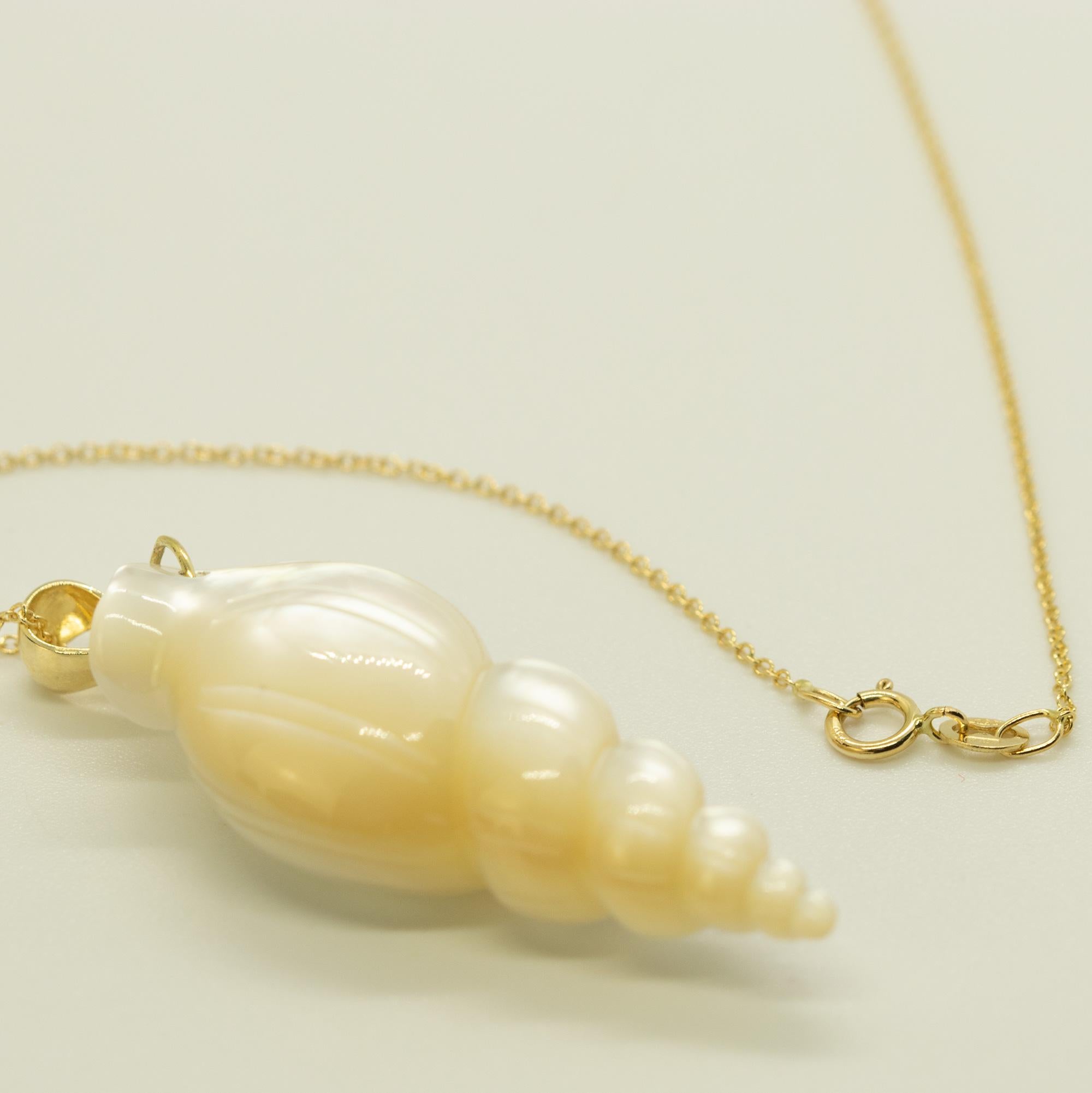 Intini Jewels Collana estiva con ciondolo a conchiglia in oro giallo 18 carati con madreperla in vendita 3