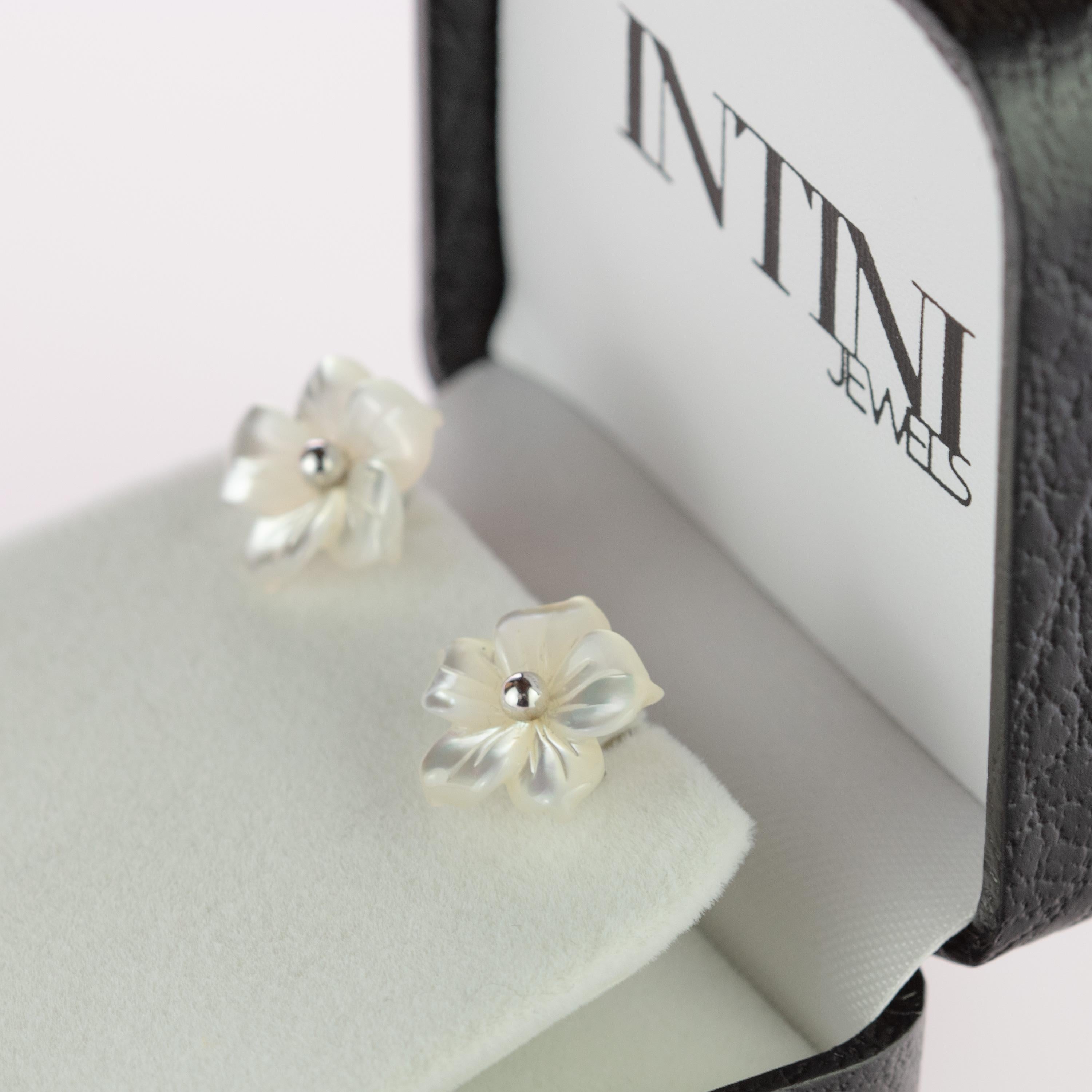 Astonishing and sweet white mother pearl flower stud earrings. Natural carved petals that evoke the italian handmade traditional jewelry work.
 
This delicate design shows the sweetness and innocence of the jewelry. It takes us to those first jewels