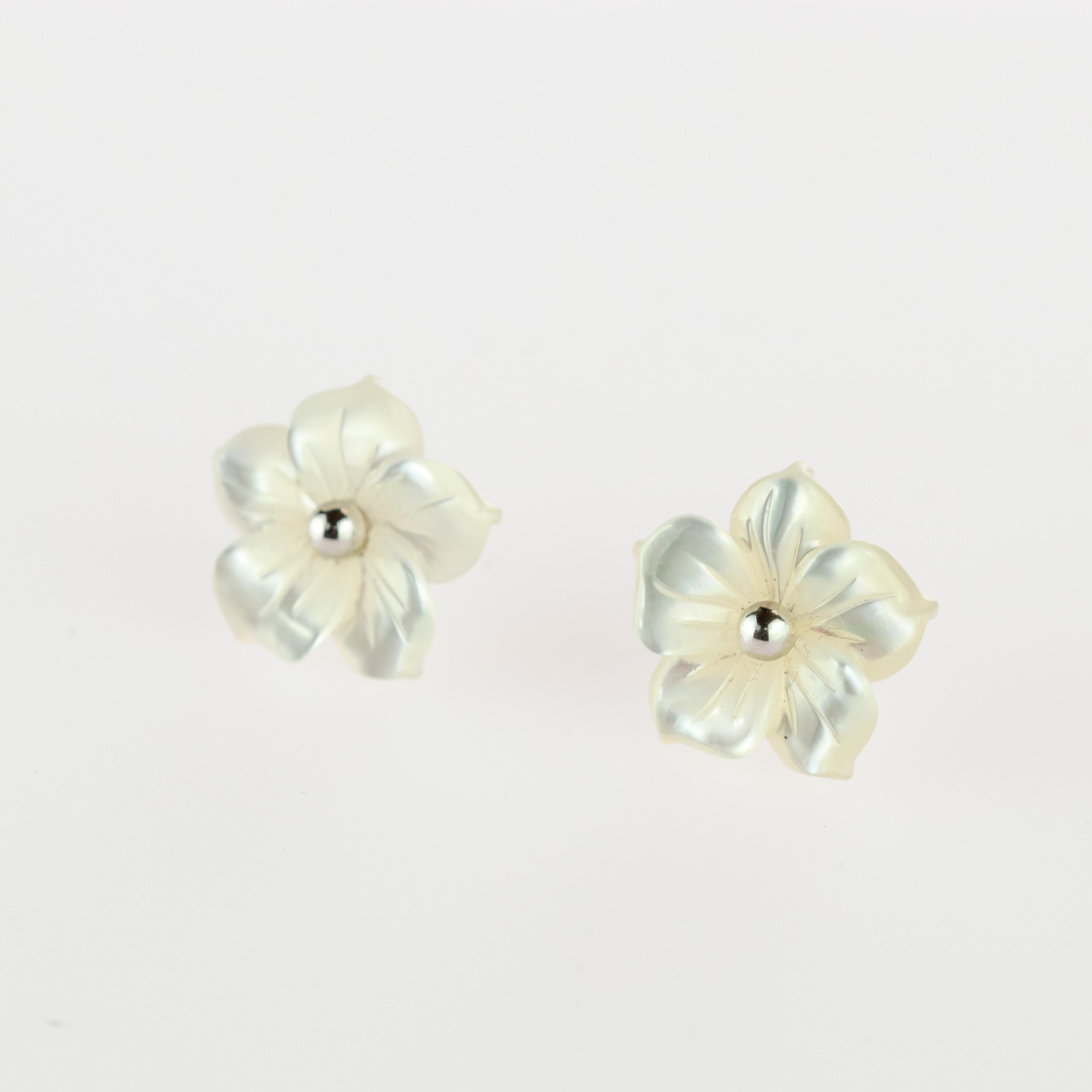 Arts and Crafts Intini Jewels Boucles d'oreilles de fille en nacre sculptée et fleur en argent massif