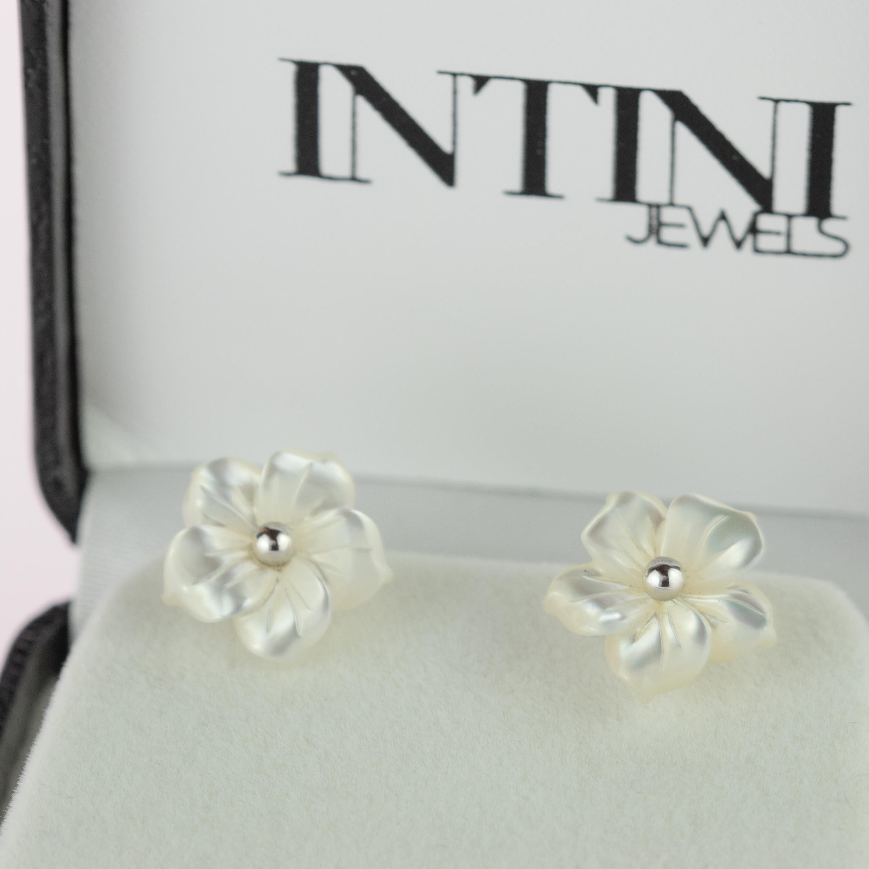 Taille mixte Intini Jewels Boucles d'oreilles de fille en nacre sculptée et fleur en argent massif