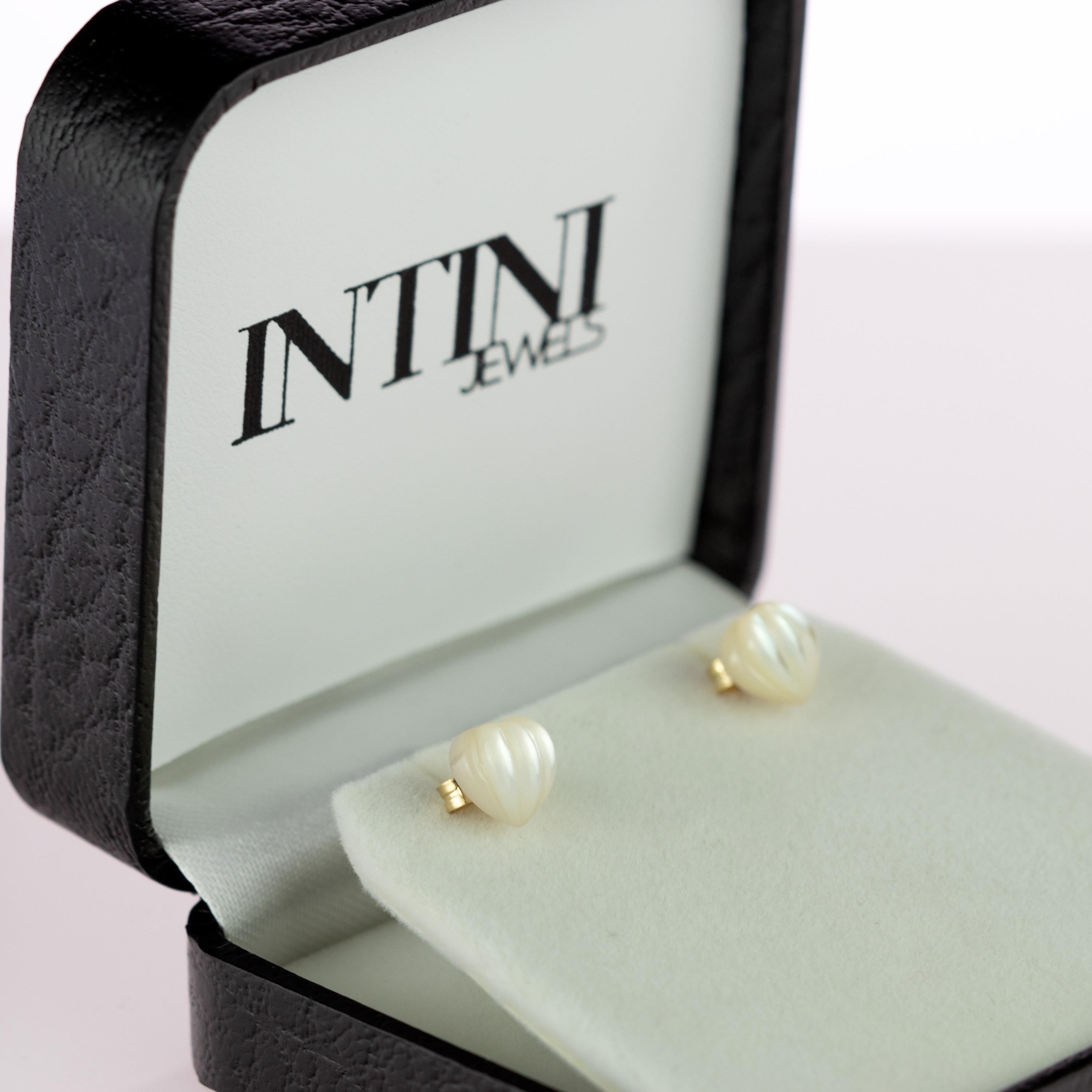 Intini Jewels Boucles d'oreilles artisanales en or jaune 14 carats avec cœur sculpté en nacre en vente 6