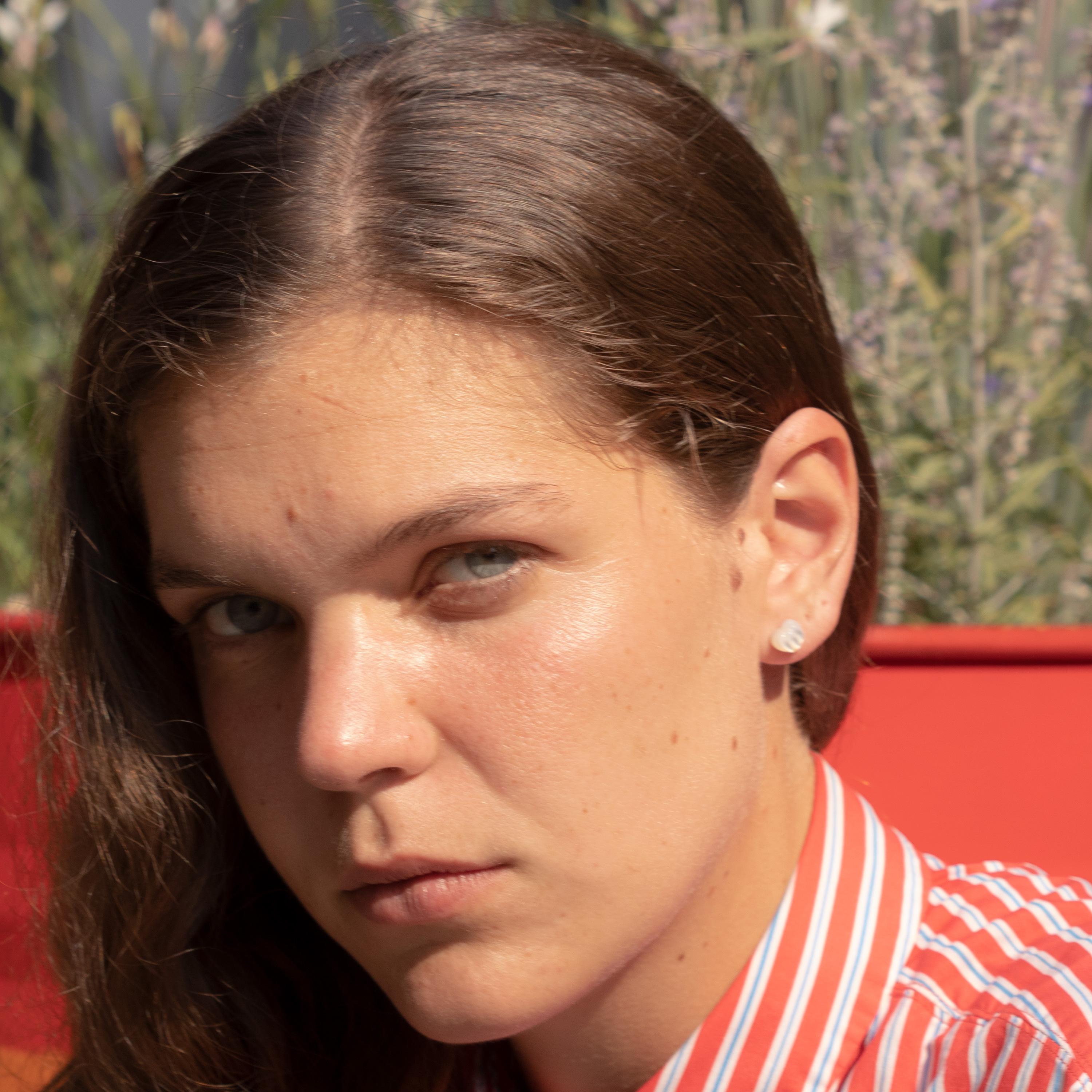 Emportez l'amour partout avec vous ! Ces boucles d'oreilles à couper le souffle ont un design doux et les pierres les plus précieuses. La forme sculptée de la nacre active la conscience spirituelle, ouvre l'intuition et améliore vos sens pour