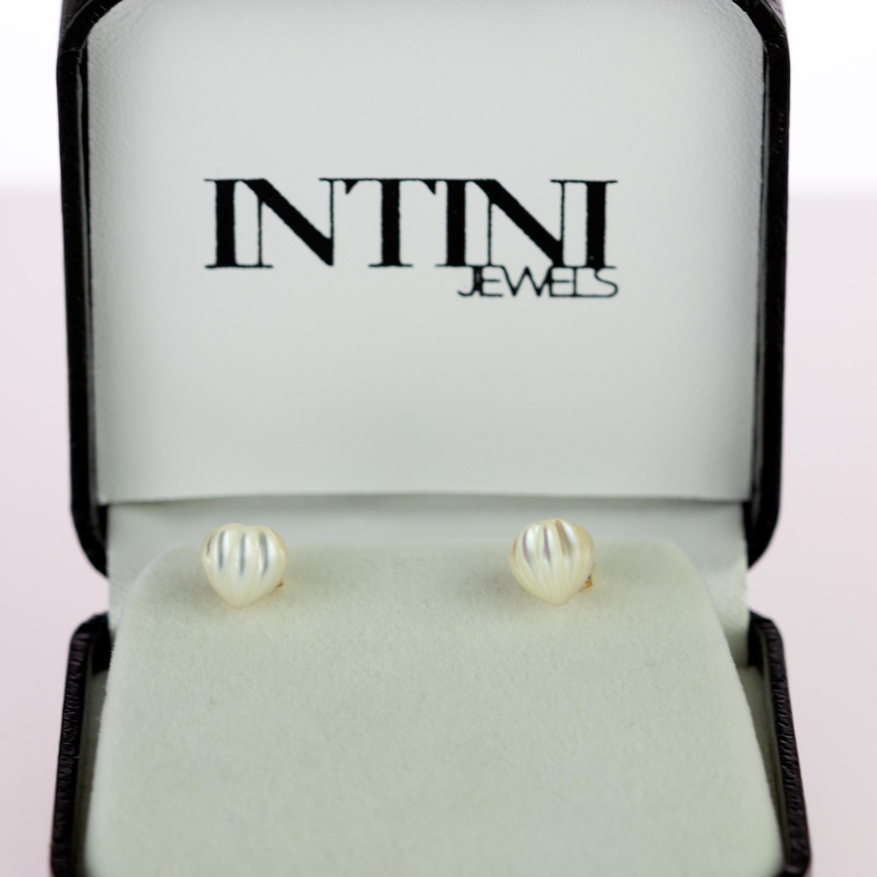 Artisan Intini Jewels Boucles d'oreilles artisanales en or jaune 14 carats avec cœur sculpté en nacre en vente