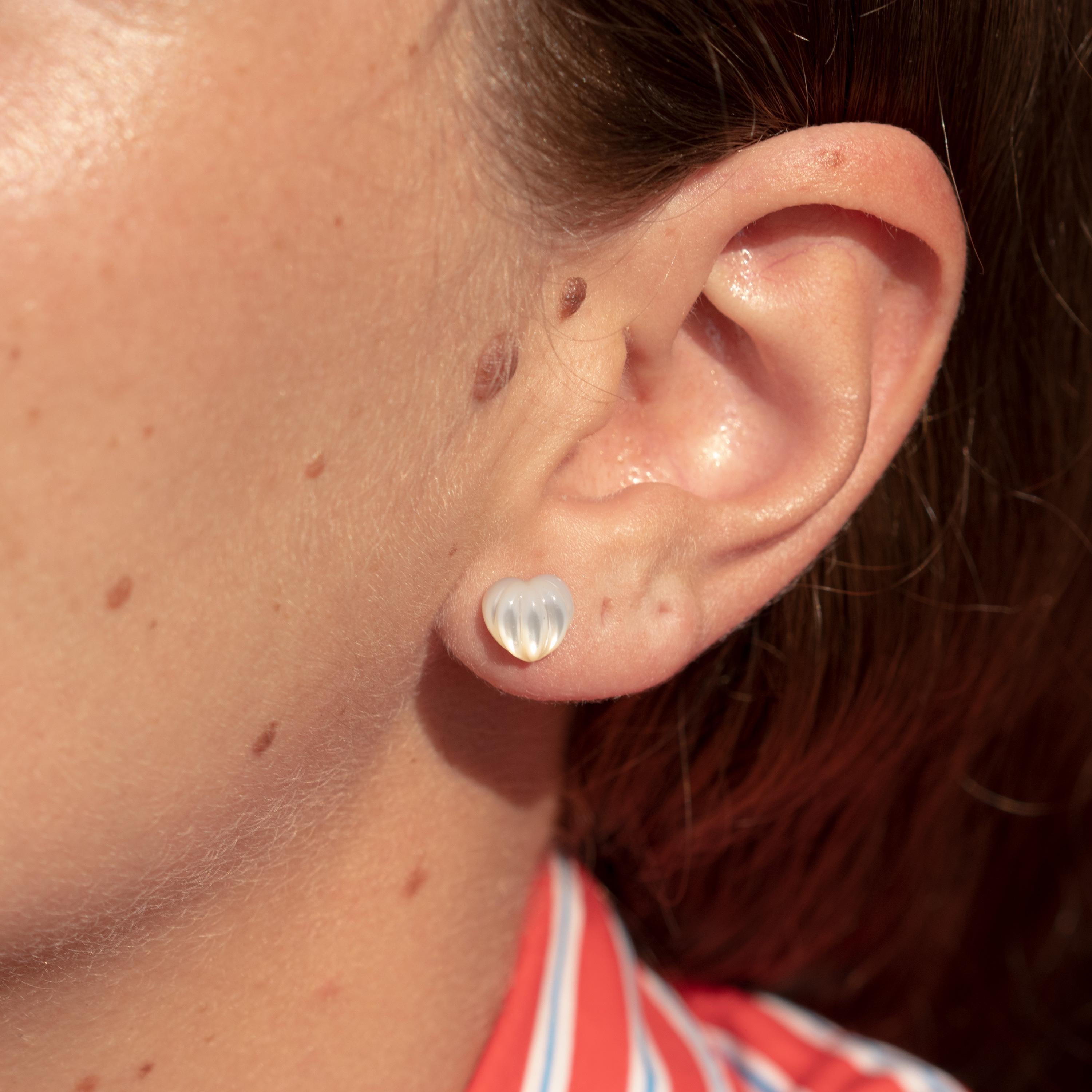 Taille cœur Intini Jewels Boucles d'oreilles artisanales en or jaune 14 carats avec cœur sculpté en nacre en vente