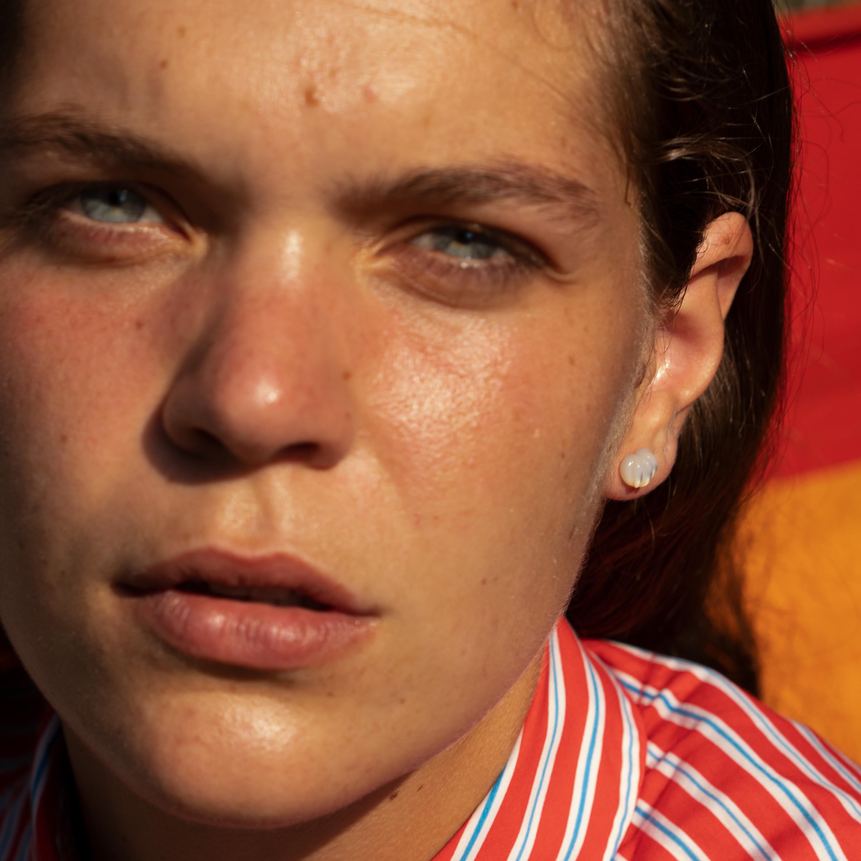 Intini Jewels Boucles d'oreilles artisanales en or jaune 14 carats avec cœur sculpté en nacre Pour femmes en vente