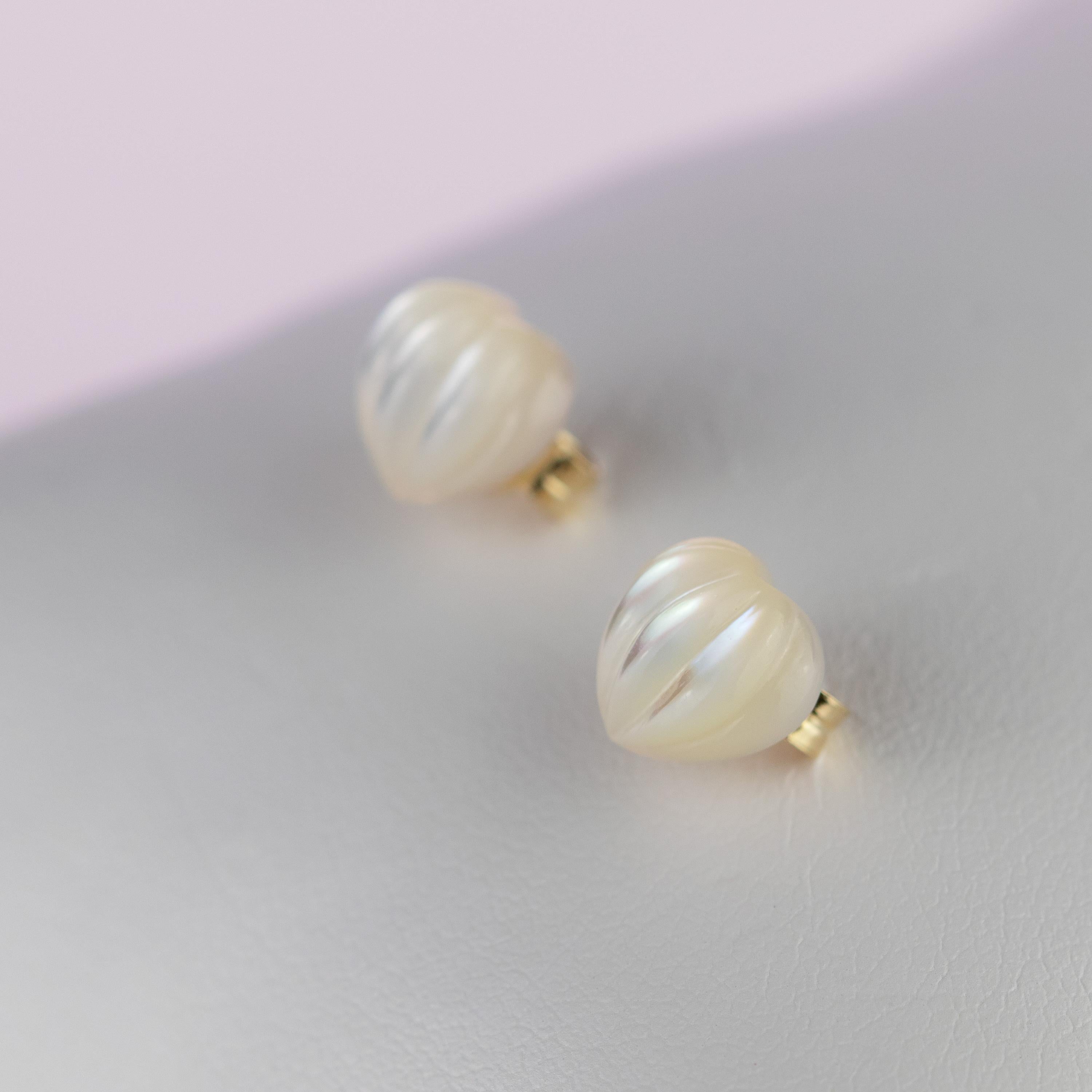 Intini Jewels Boucles d'oreilles artisanales en or jaune 14 carats avec cœur sculpté en nacre en vente 1