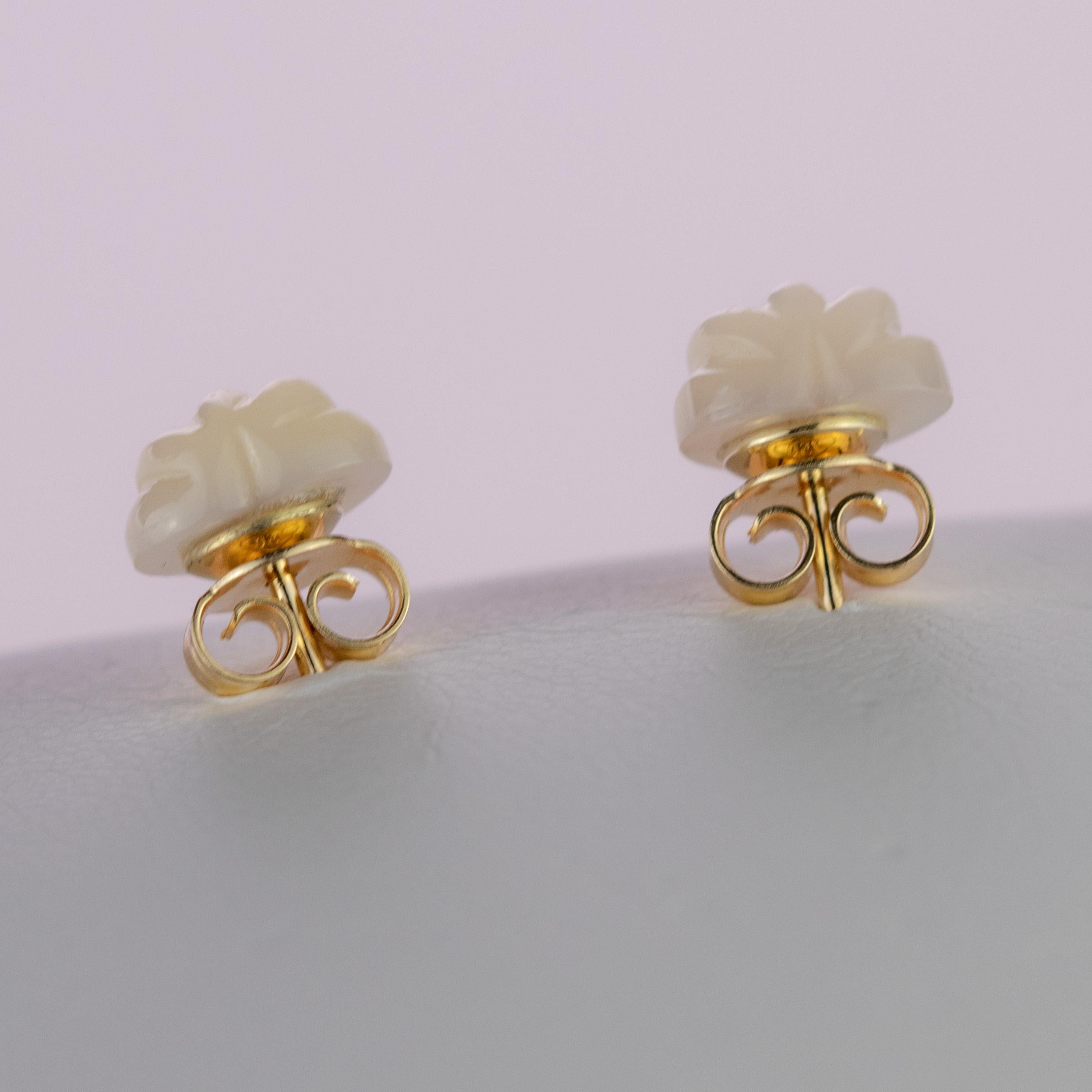 Intini Jewels Boucles d'oreilles artisanales en or jaune 14 carats avec cœur sculpté en nacre en vente 2