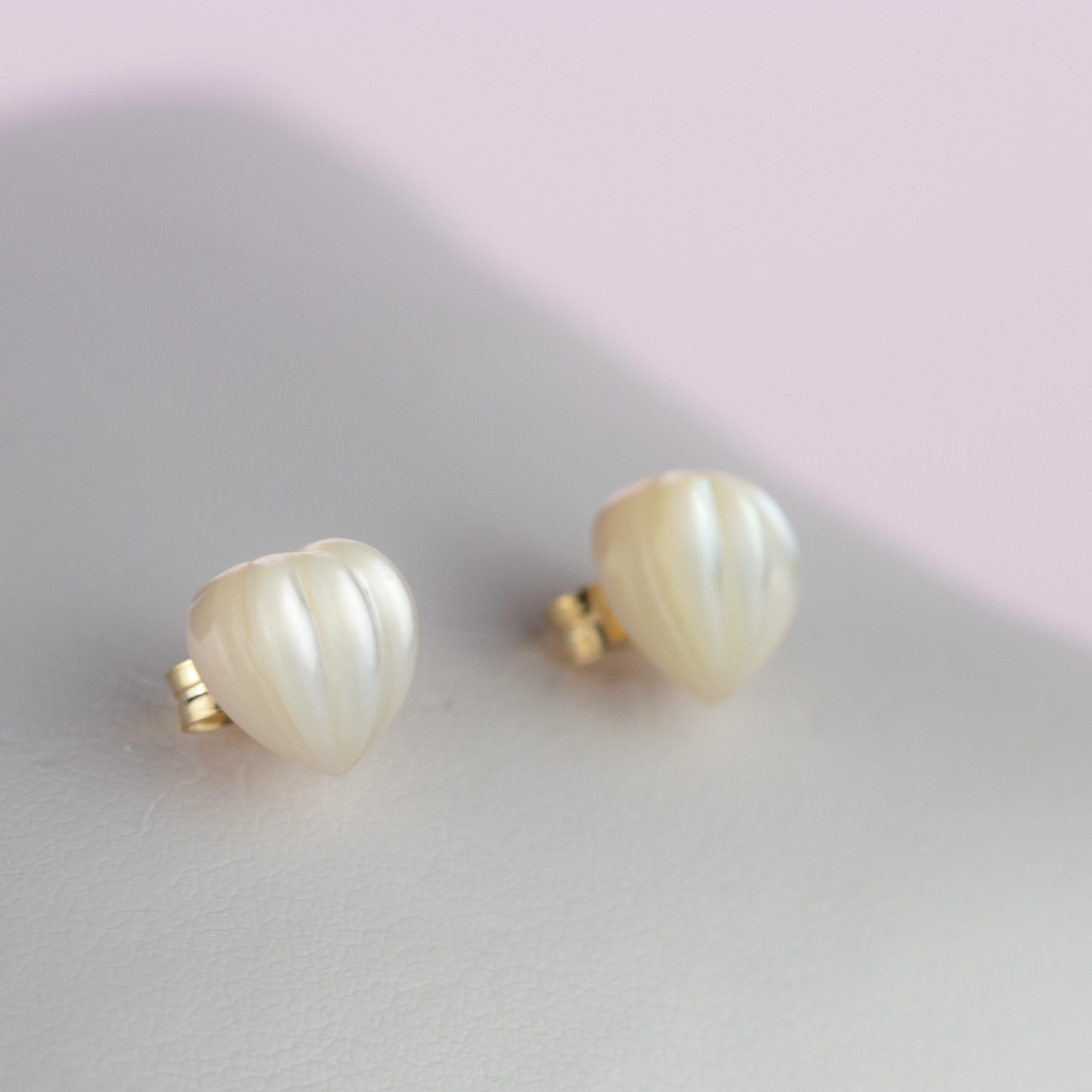 Take love with you everywhere! This breathtaking earrings have a sweet design and the most precious stones. The carved mother of pearl shape activates spiritual awareness, opens intuition and enhances your senses to find love. The deep color