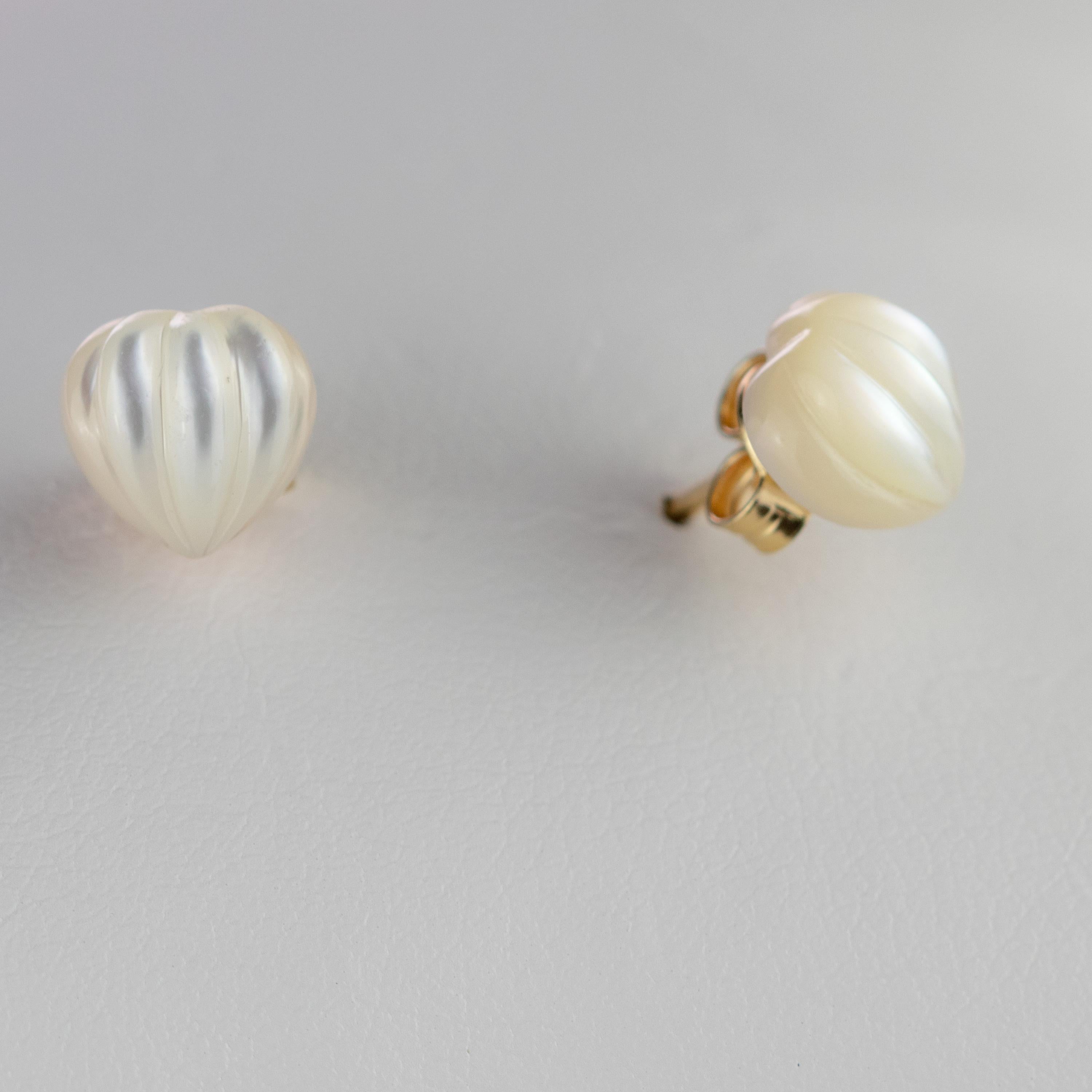 Intini Jewels Boucles d'oreilles artisanales en or jaune 18 carats avec cœur sculpté en nacre en vente 3