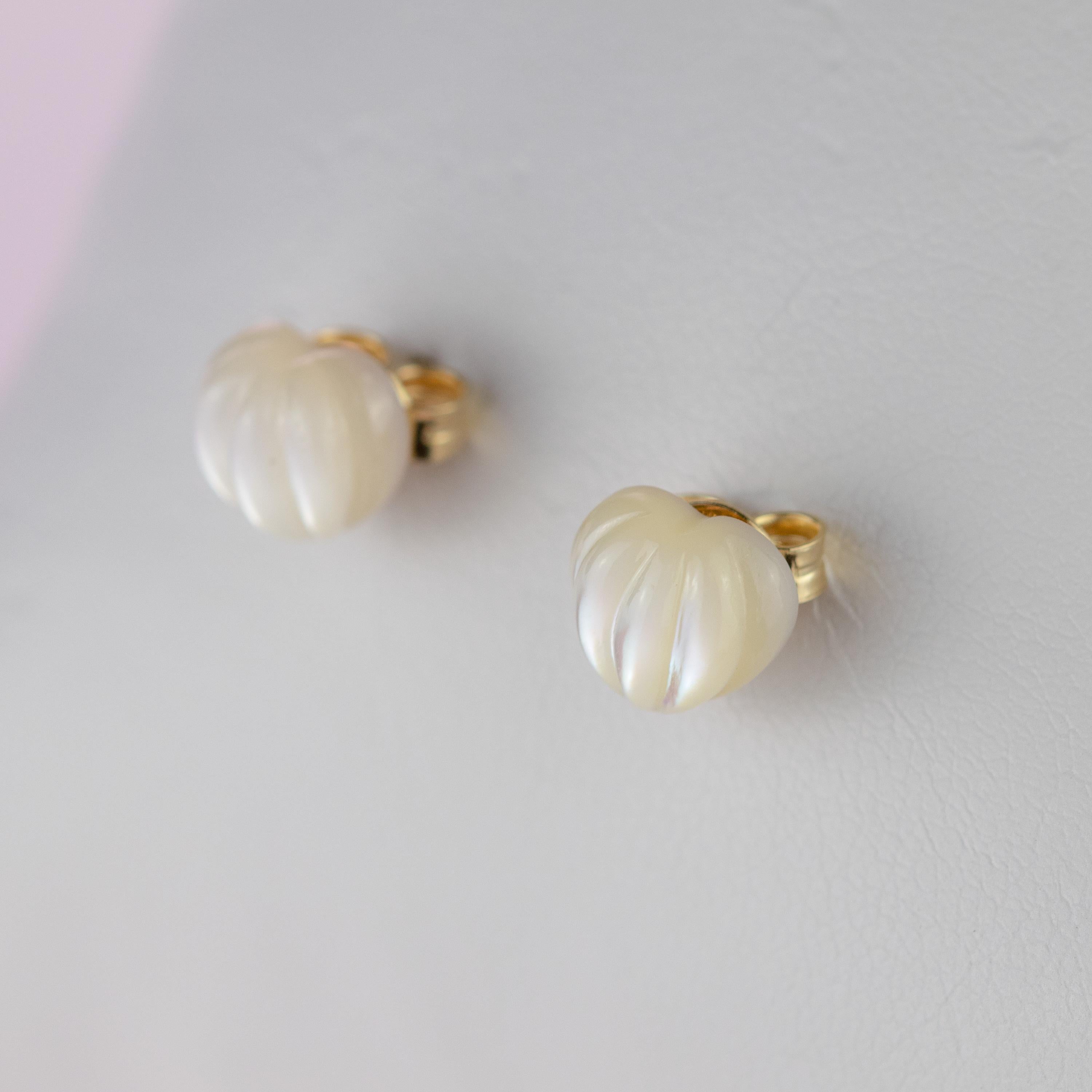 Intini Jewels Boucles d'oreilles artisanales plaquées or avec cœur sculpté en nacre et nacre en vente 2