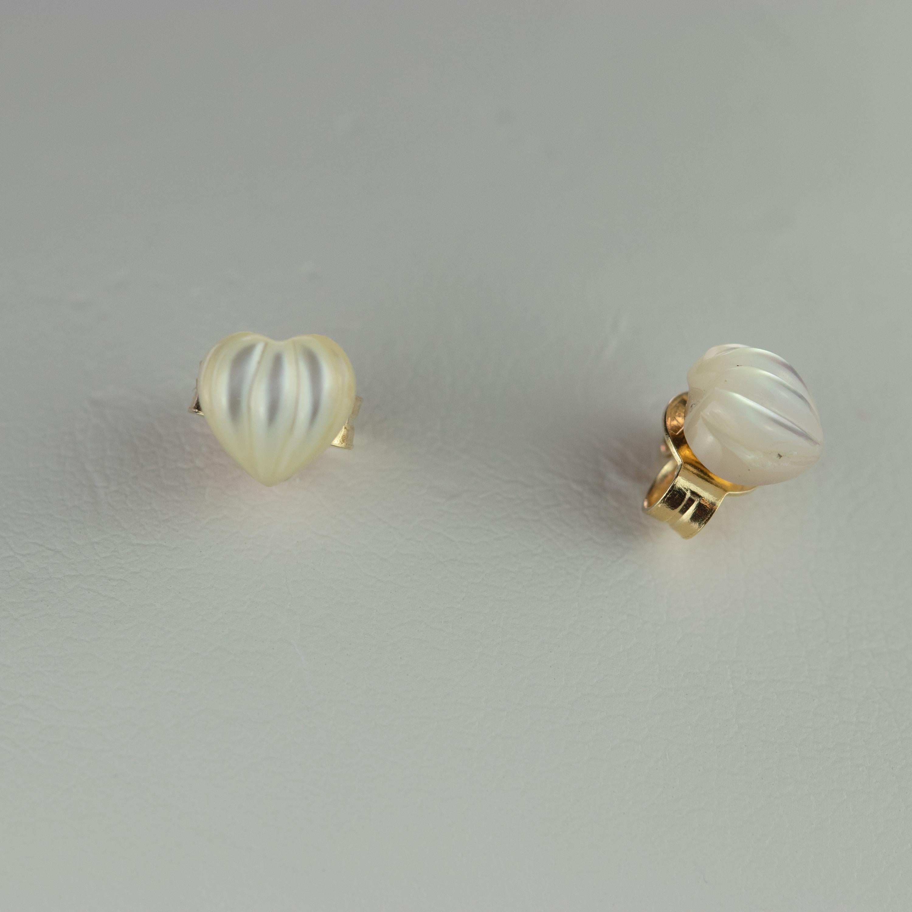 tini Jewels Perlmutt geschnitzter Herz-Ohrstecker Gold Handgefertigte Liebes-Ohrringe im Angebot 4