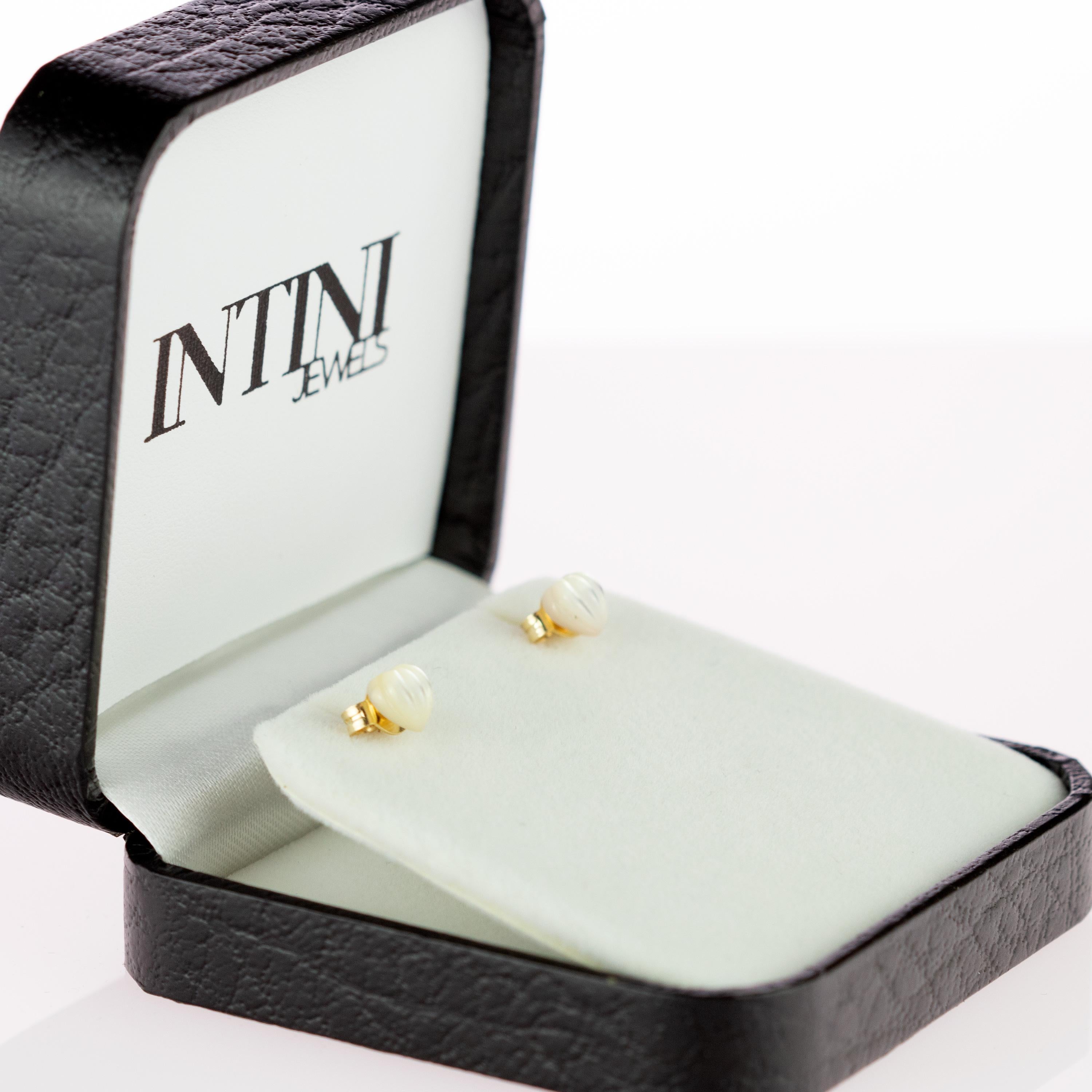 tini Jewels Perlmutt geschnitzter Herz-Ohrstecker Gold Handgefertigte Liebes-Ohrringe im Angebot 6