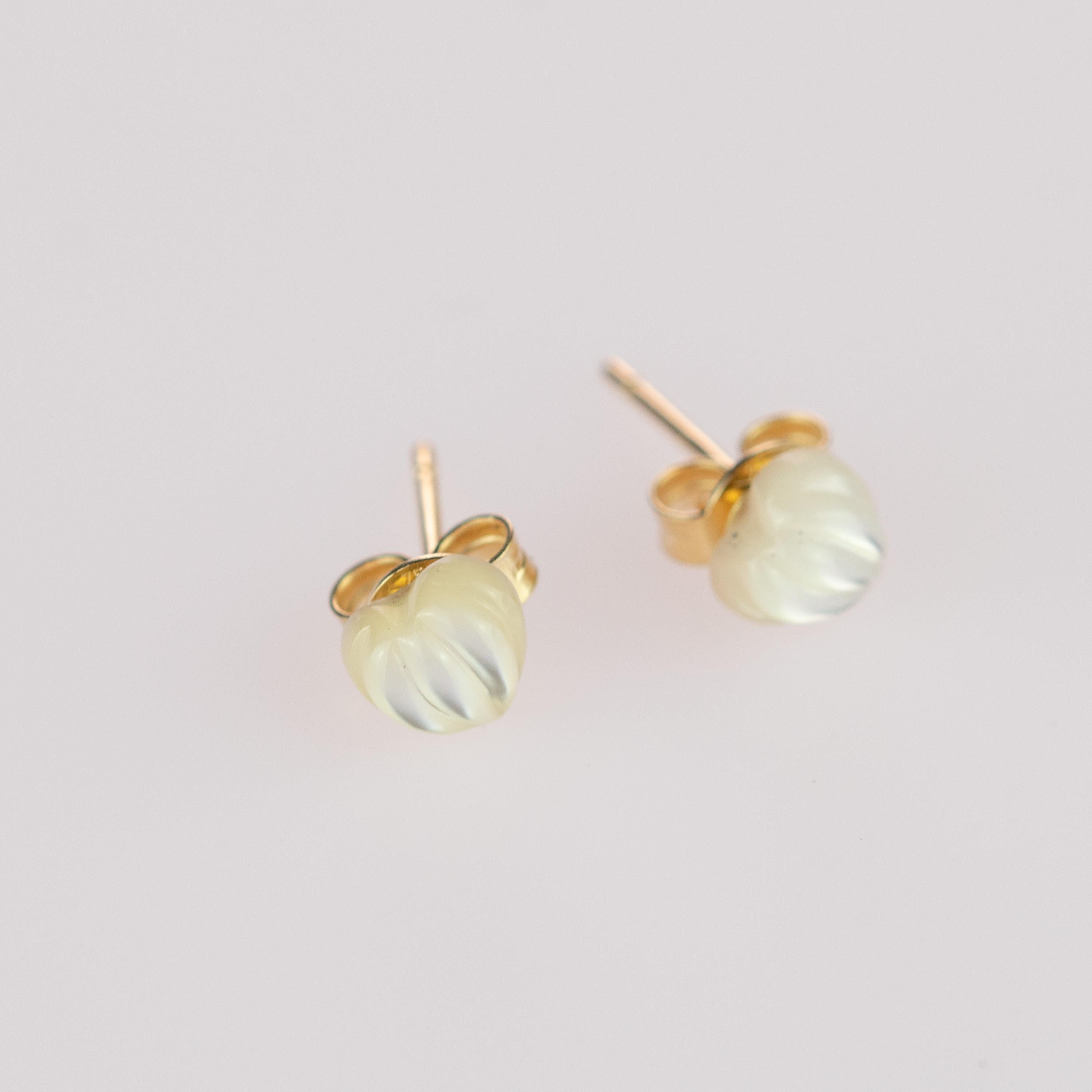 tini Jewels Perlmutt geschnitzter Herz-Ohrstecker Gold Handgefertigte Liebes-Ohrringe im Angebot 6