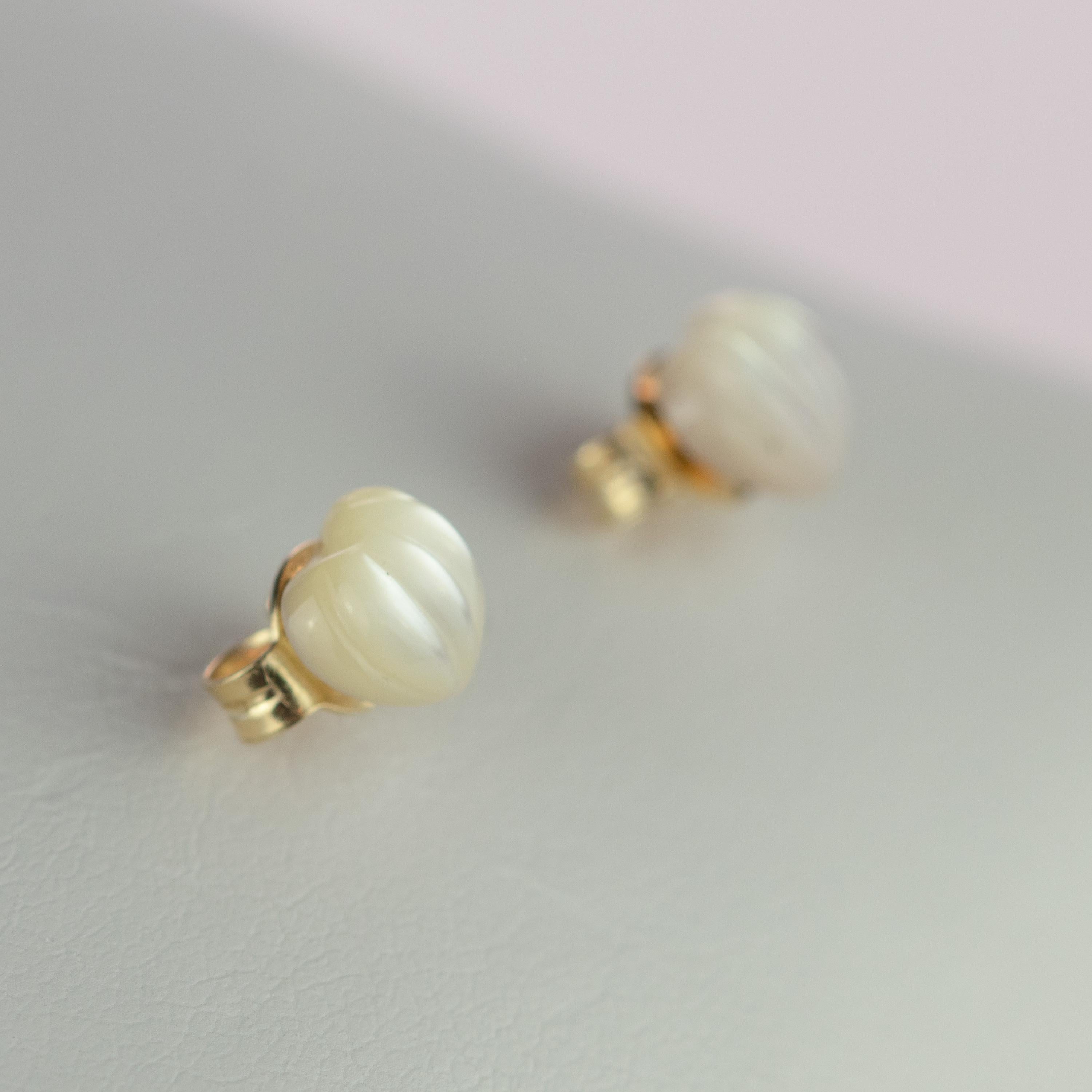 Astonishing and lovely white mother of pearl heart stud earrings. Natural carved lines that evoke the italian handmade traditional jewelry work.
 
This delicate design shows the sweetness and innocence of the jewelry. It takes us to those first