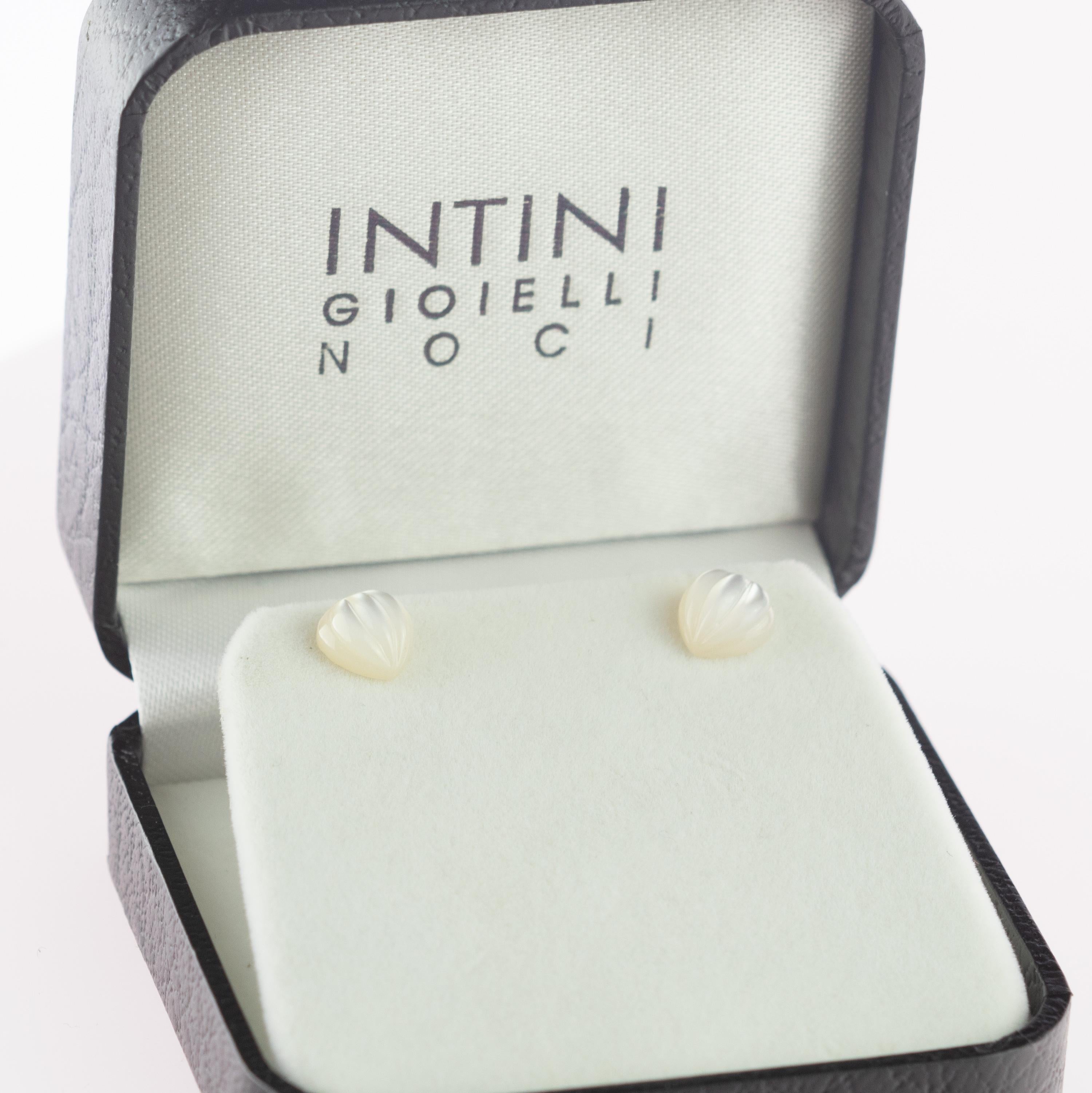 Étonnantes et ravissantes boucles d'oreilles en forme de cœur en nacre blanche, faites à la main. Des lignes naturelles sculptées qui évoquent le travail de joaillerie traditionnel italien fait à la main. Fabriqué en bijouterie Itale, avec la