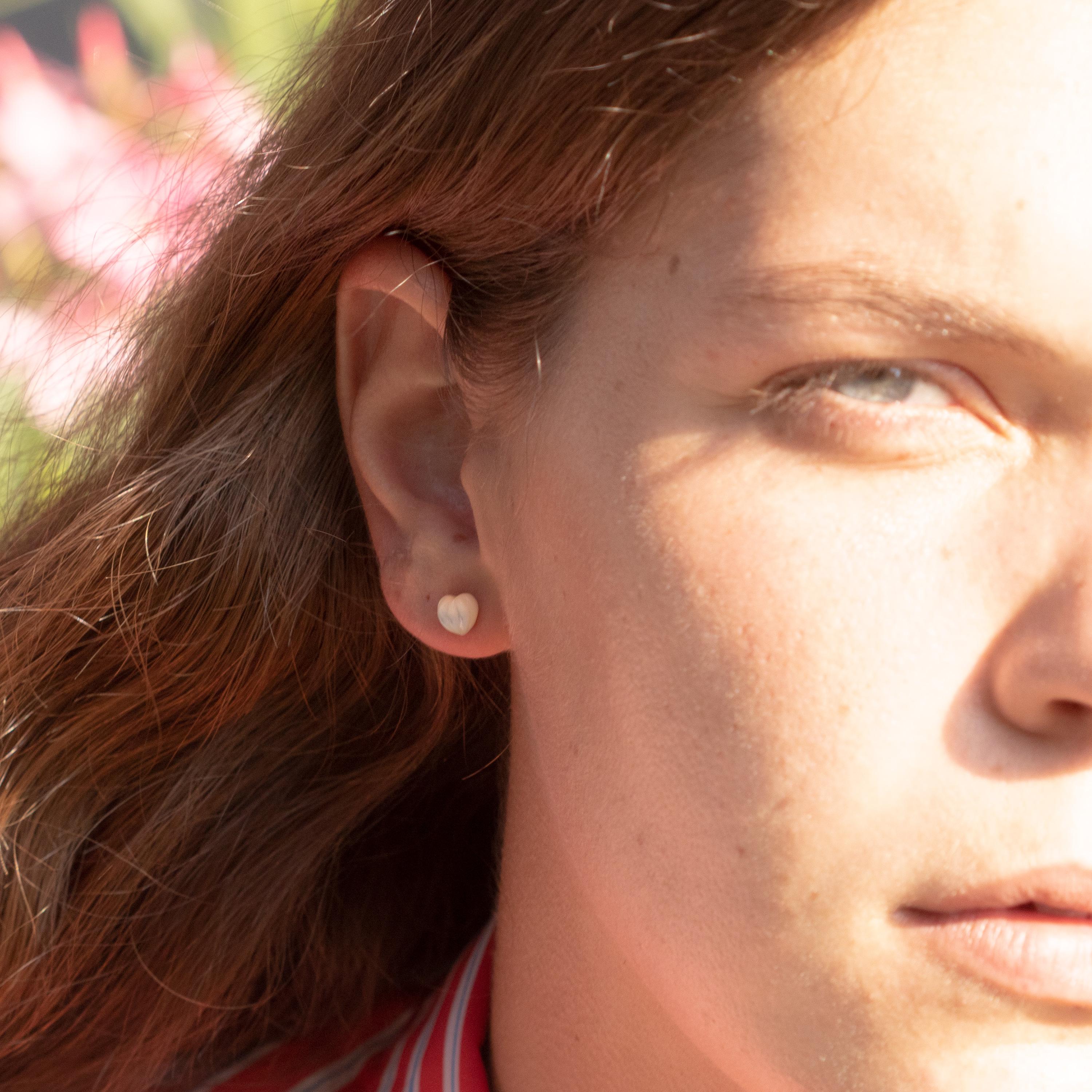 tini Jewels Perlmutt geschnitzter Herz-Ohrstecker Gold Handgefertigte Liebes-Ohrringe (Herzschliff) im Angebot