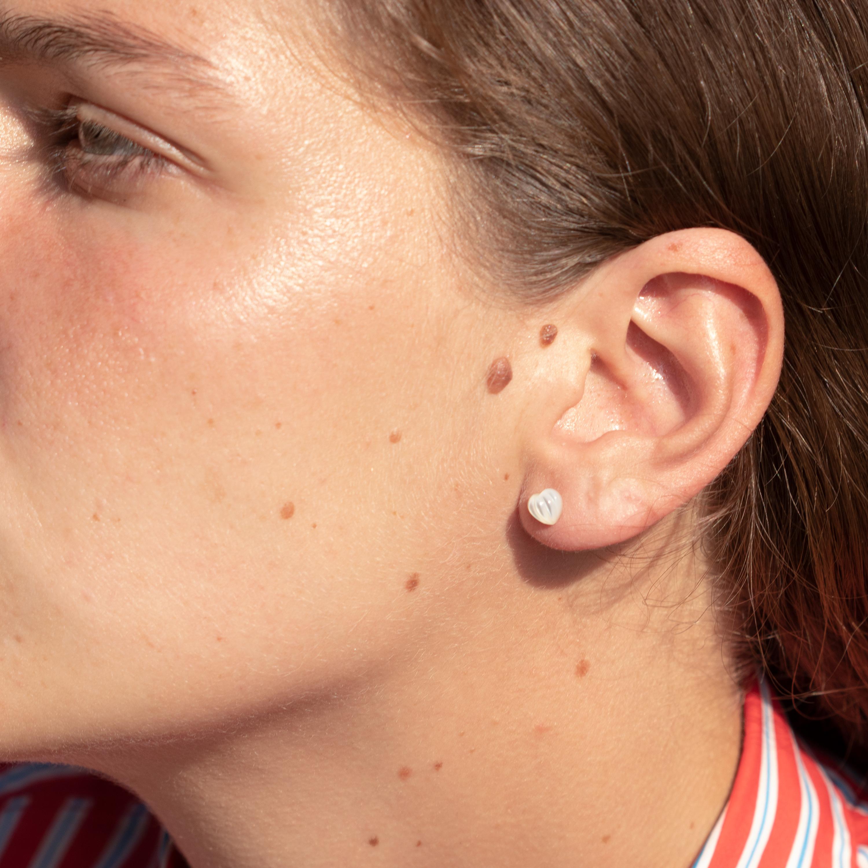 tini Jewels Perlmutt geschnitzter Herz-Ohrstecker Gold Handgefertigte Liebes-Ohrringe im Zustand „Neu“ im Angebot in Milano, IT