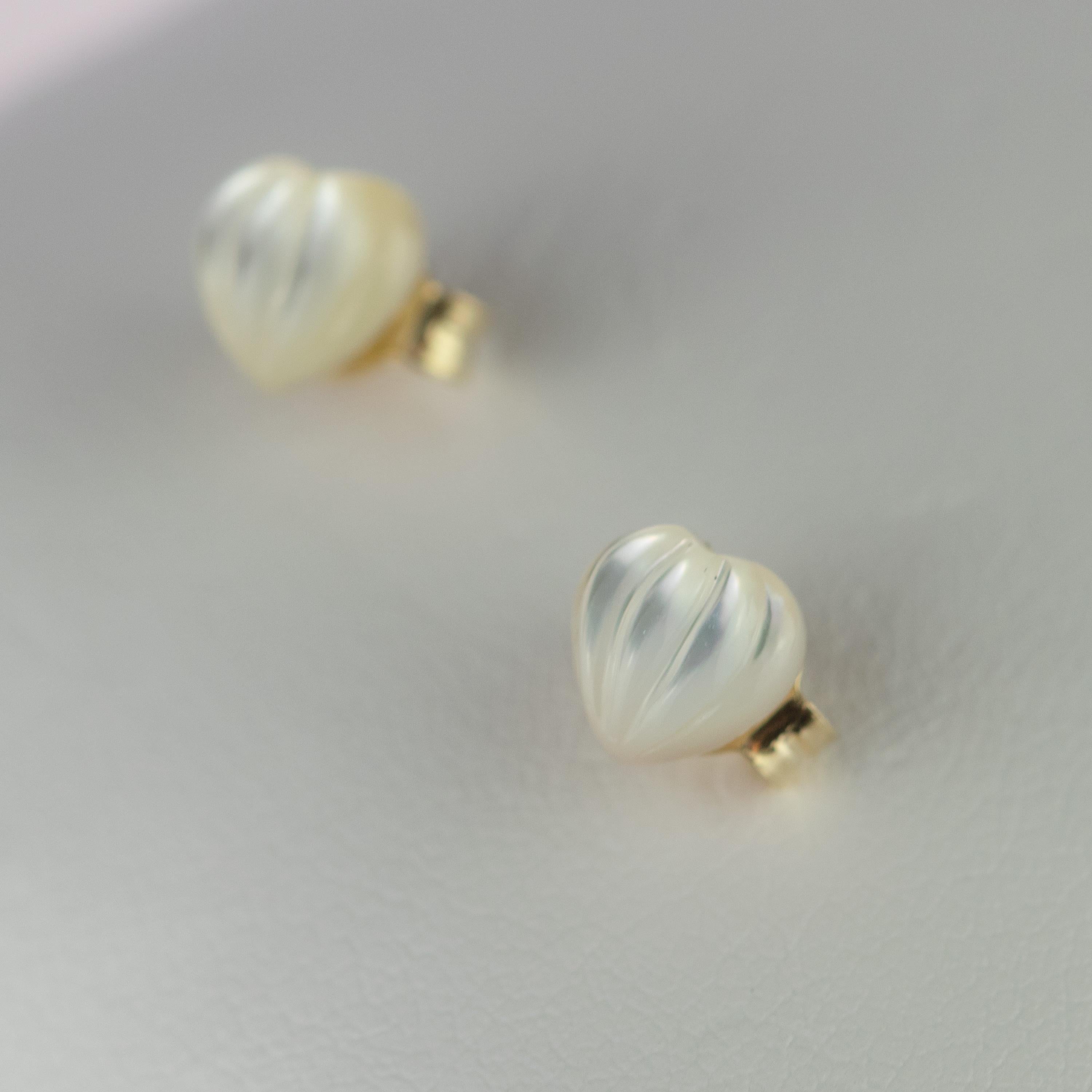 Intini Jewels Mother of Pearl Carved Heart Stud Gold Handmade Love Earrings In New Condition For Sale In Milano, IT