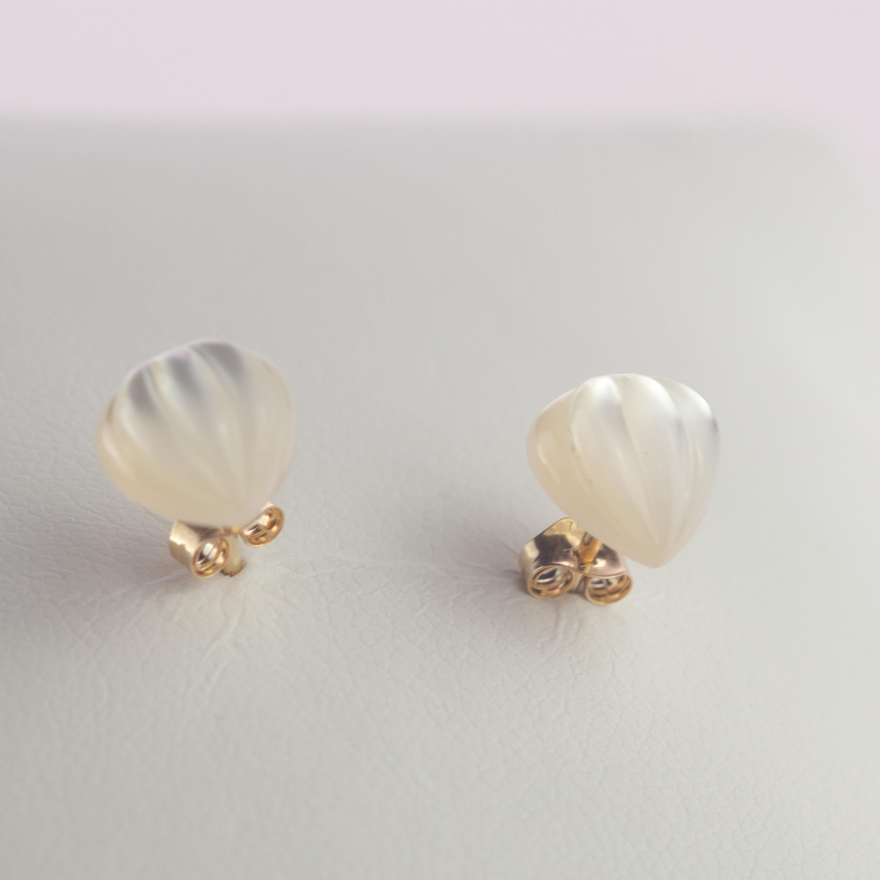 Clous d'oreilles d'amour en or 14 carats et nacre avec cœur sculpté, faits à la main Neuf - En vente à Milano, IT