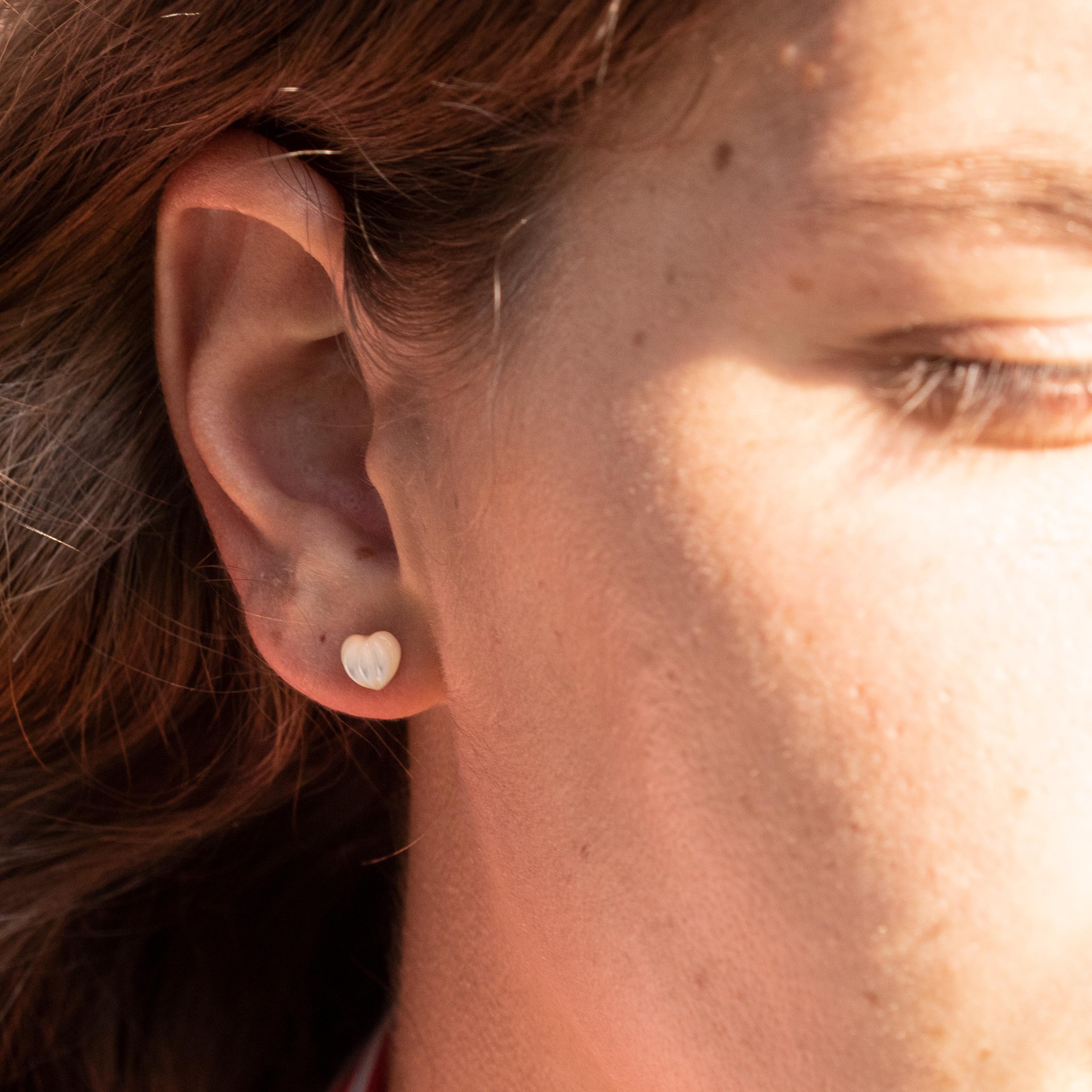 tini Jewels Perlmutt geschnitzter Herz-Ohrstecker Gold Handgefertigte Liebes-Ohrringe Damen im Angebot