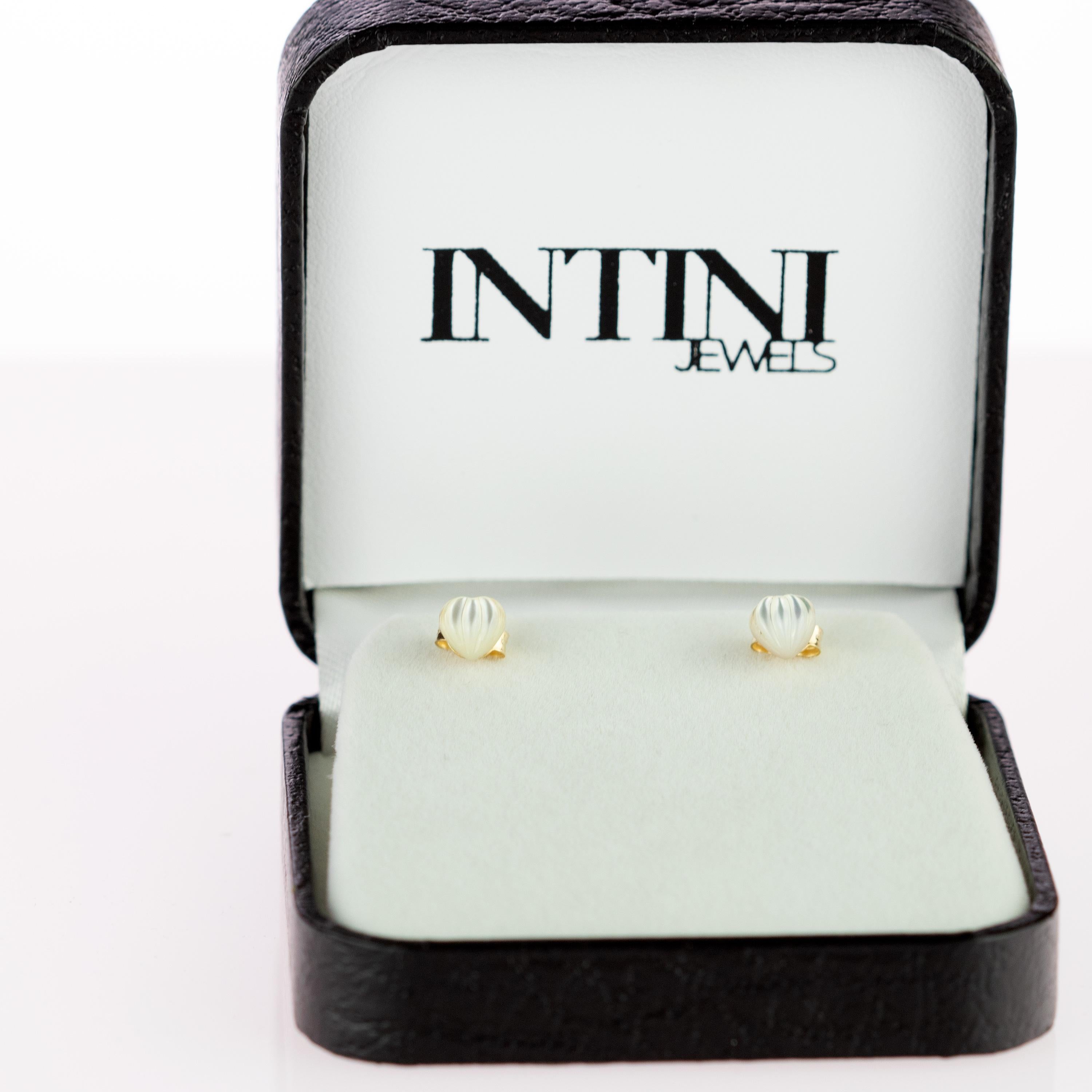 tini Jewels Perlmutt geschnitzter Herz-Ohrstecker Gold Handgefertigte Liebes-Ohrringe Damen im Angebot