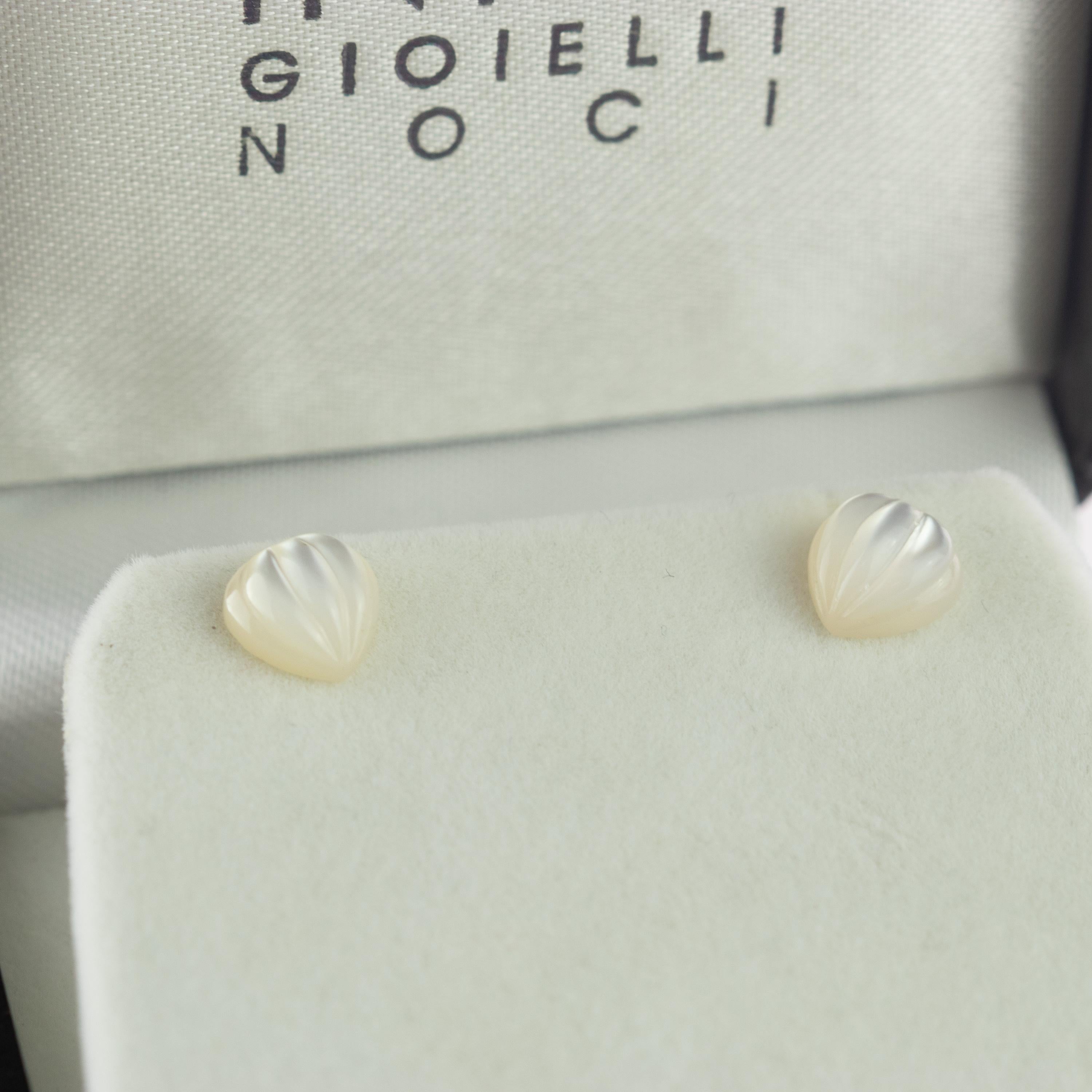 Clous d'oreilles d'amour en or 14 carats et nacre avec cœur sculpté, faits à la main en vente 1