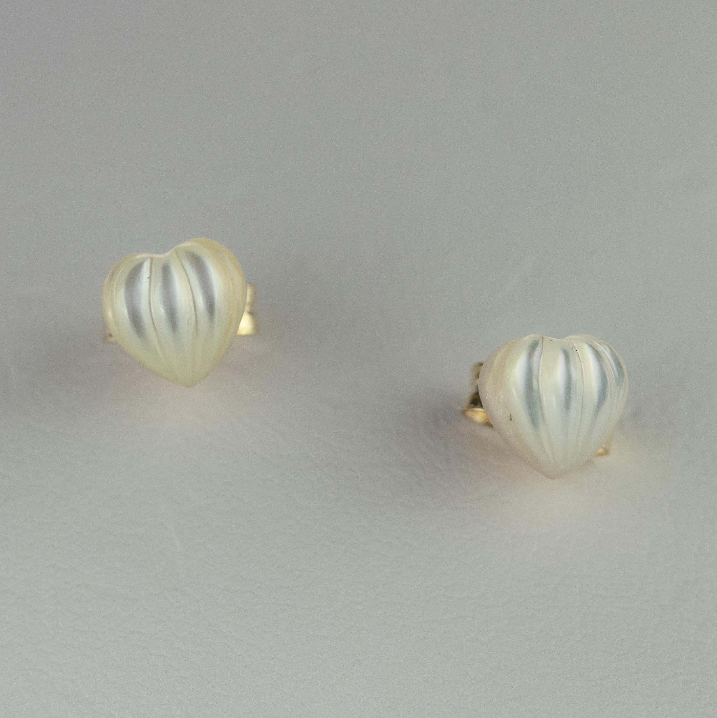 tini Jewels Perlmutt geschnitzter Herz-Ohrstecker Gold Handgefertigte Liebes-Ohrringe im Angebot 3