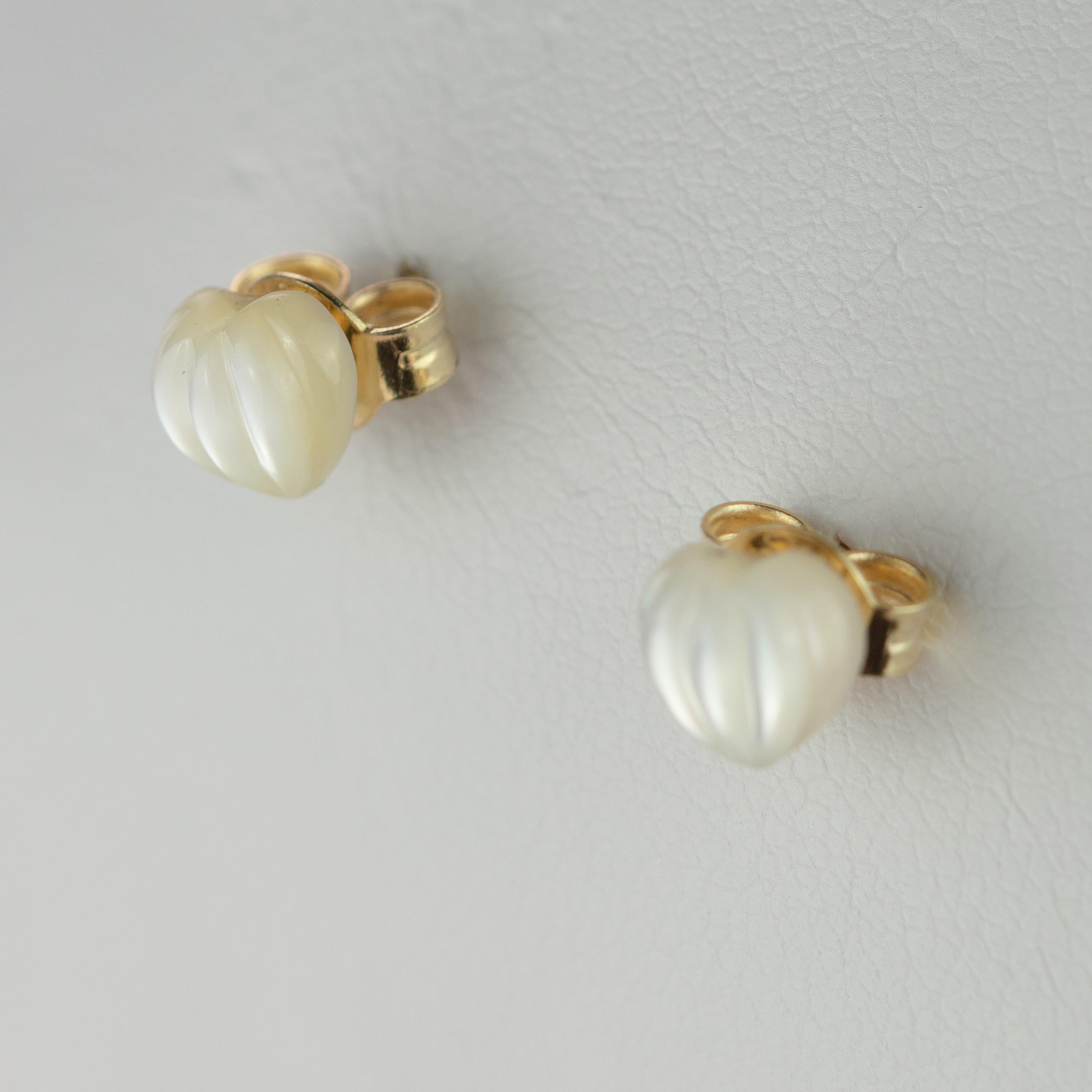 tini Jewels Perlmutt geschnitzter Herz-Ohrstecker Gold Handgefertigte Liebes-Ohrringe im Angebot 3