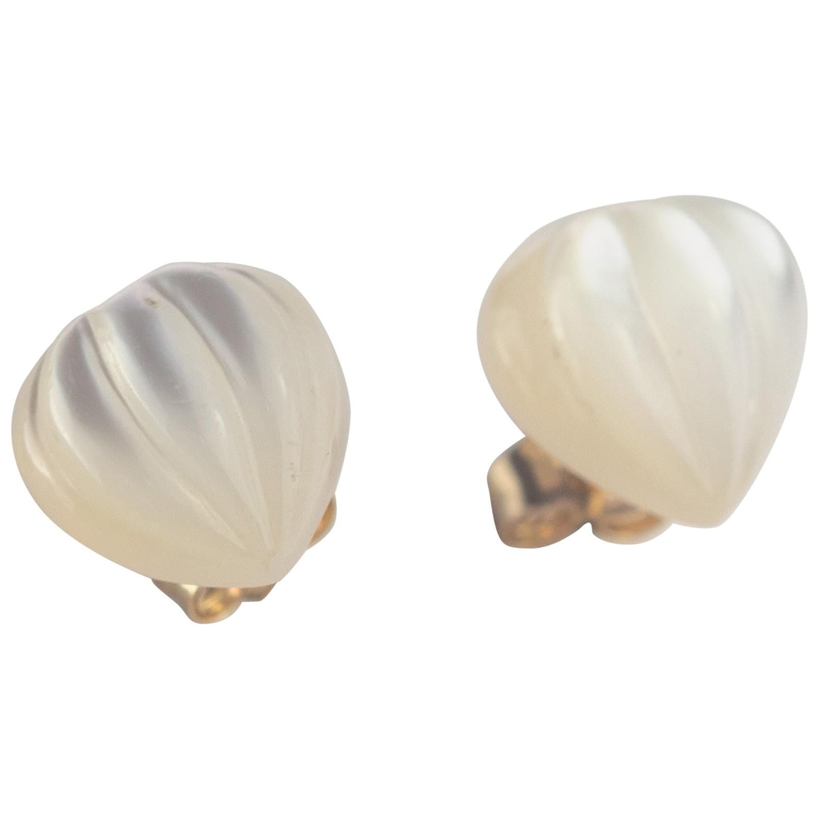 Orecchini d
amore fatti a mano in oro 14 carati con cuore intagliato in madreperla